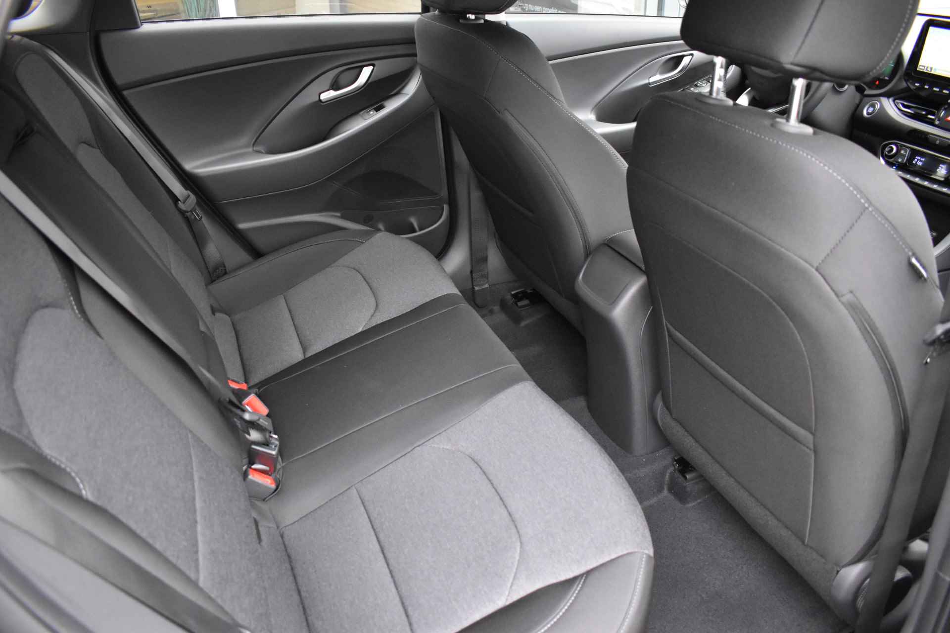 Hyundai i30 1.0 T-GDi MHEV Comfort Smart VAN €34.190,- VOOR €29.045,- - 20/31
