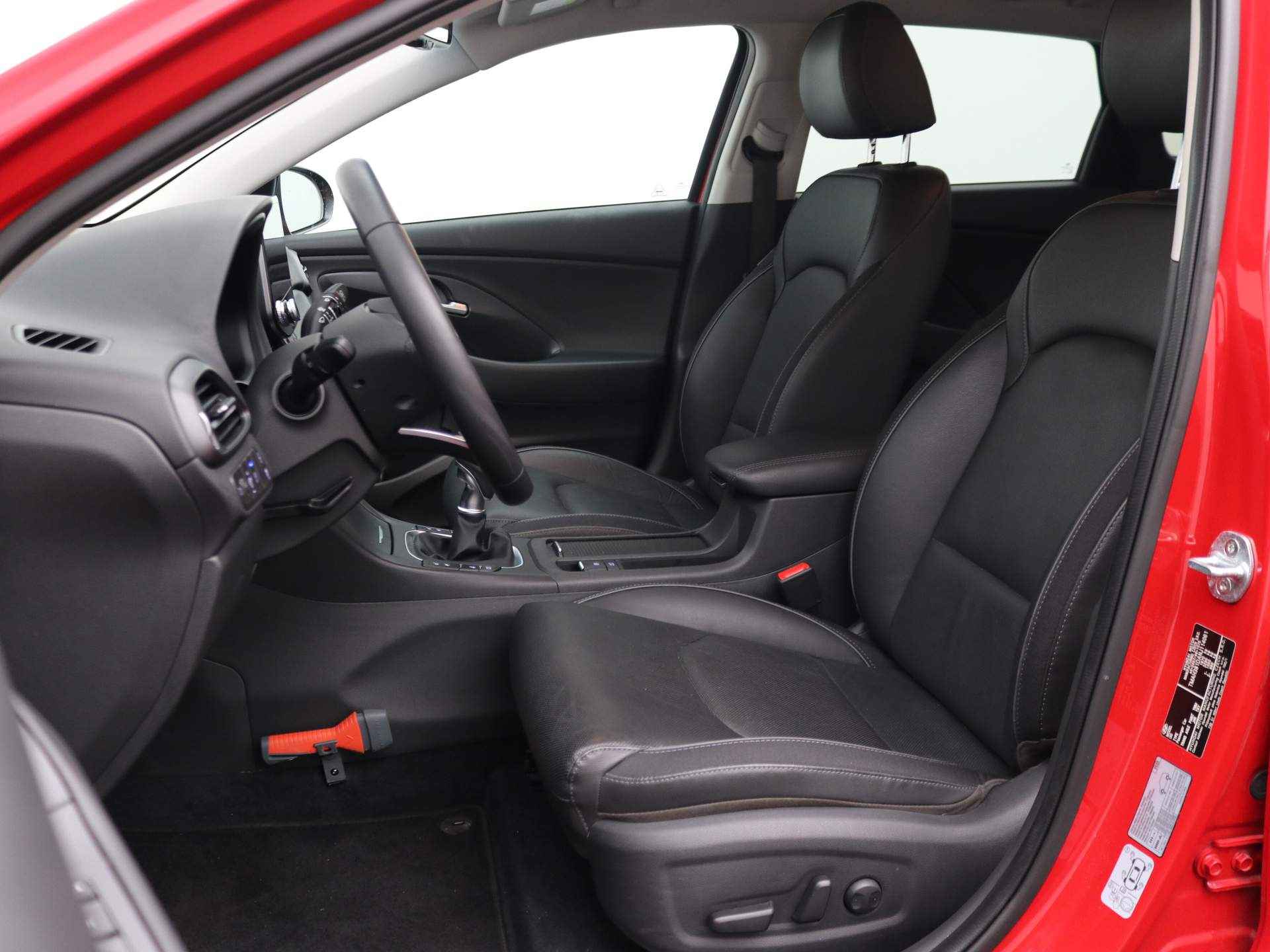 Hyundai i30 Wagon 1.5 T-GDI 48V 160pk | Camera | Parkeersensoren Voor + Achter | Elek. Stoelen |  Volledig Leder | Stoelverwarming en Ventilatie | Stuurverwarming | Trekhaak | 17" Lichtmetaal - 9/33