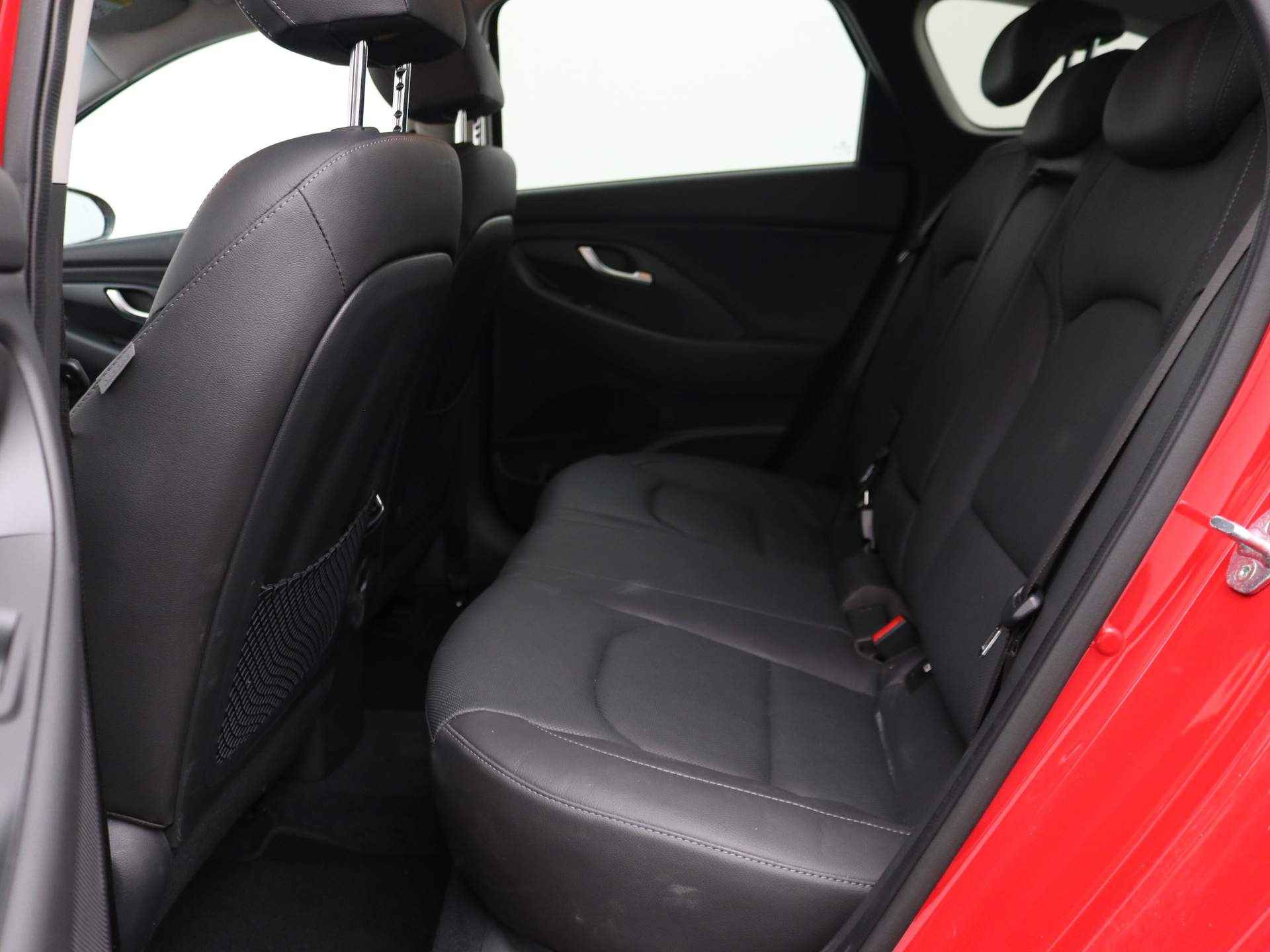 Hyundai i30 Wagon 1.5 T-GDI 48V 160pk | Camera | Parkeersensoren Voor + Achter | Elek. Stoelen |  Volledig Leder | Stoelverwarming en Ventilatie | Stuurverwarming | Trekhaak | 17" Lichtmetaal - 10/33
