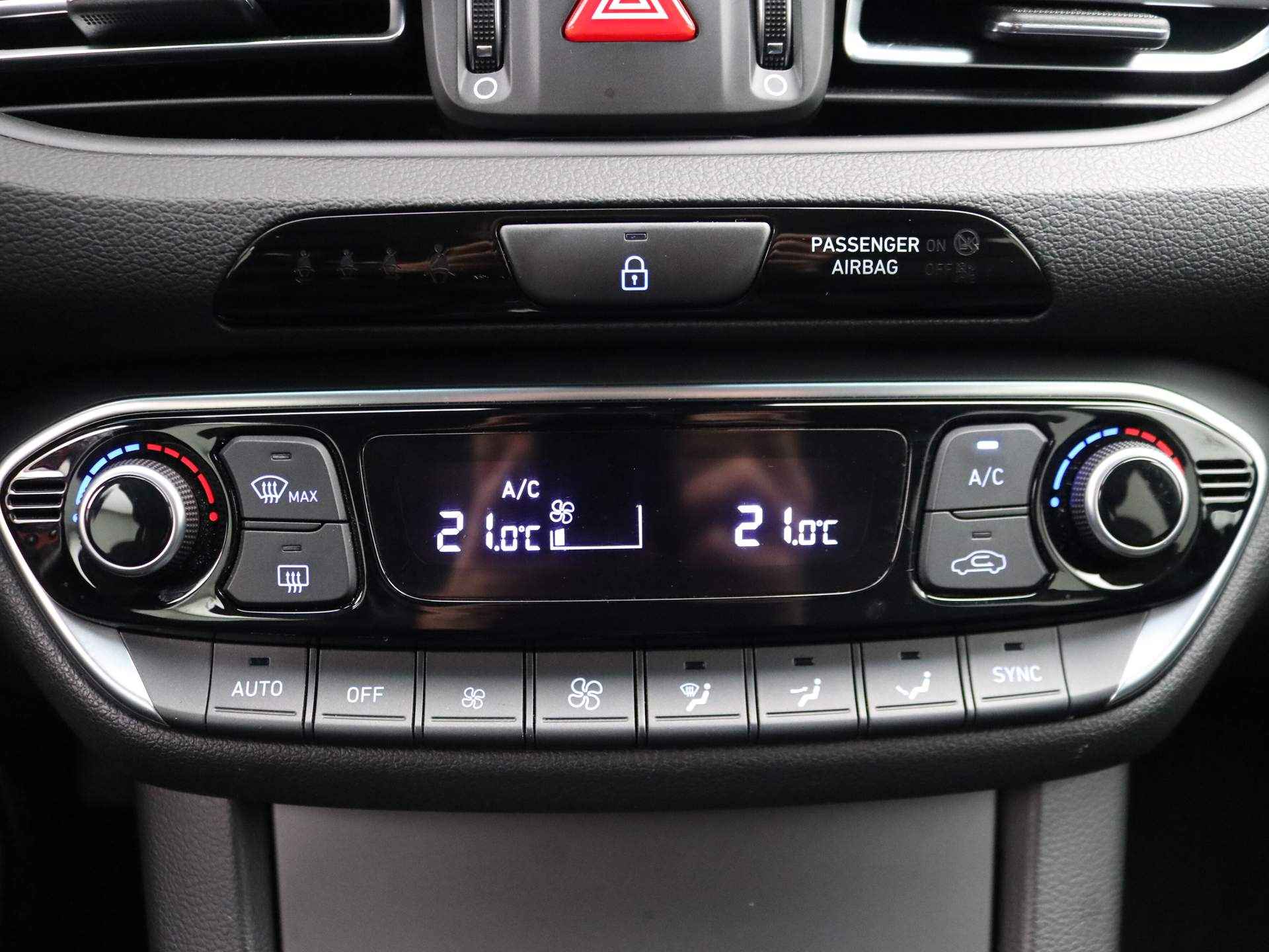Hyundai i30 Wagon 1.5 T-GDI 48V 160pk | Camera | Parkeersensoren Voor + Achter | Elek. Stoelen |  Volledig Leder | Stoelverwarming en Ventilatie | Stuurverwarming | Trekhaak | 17" Lichtmetaal - 16/33