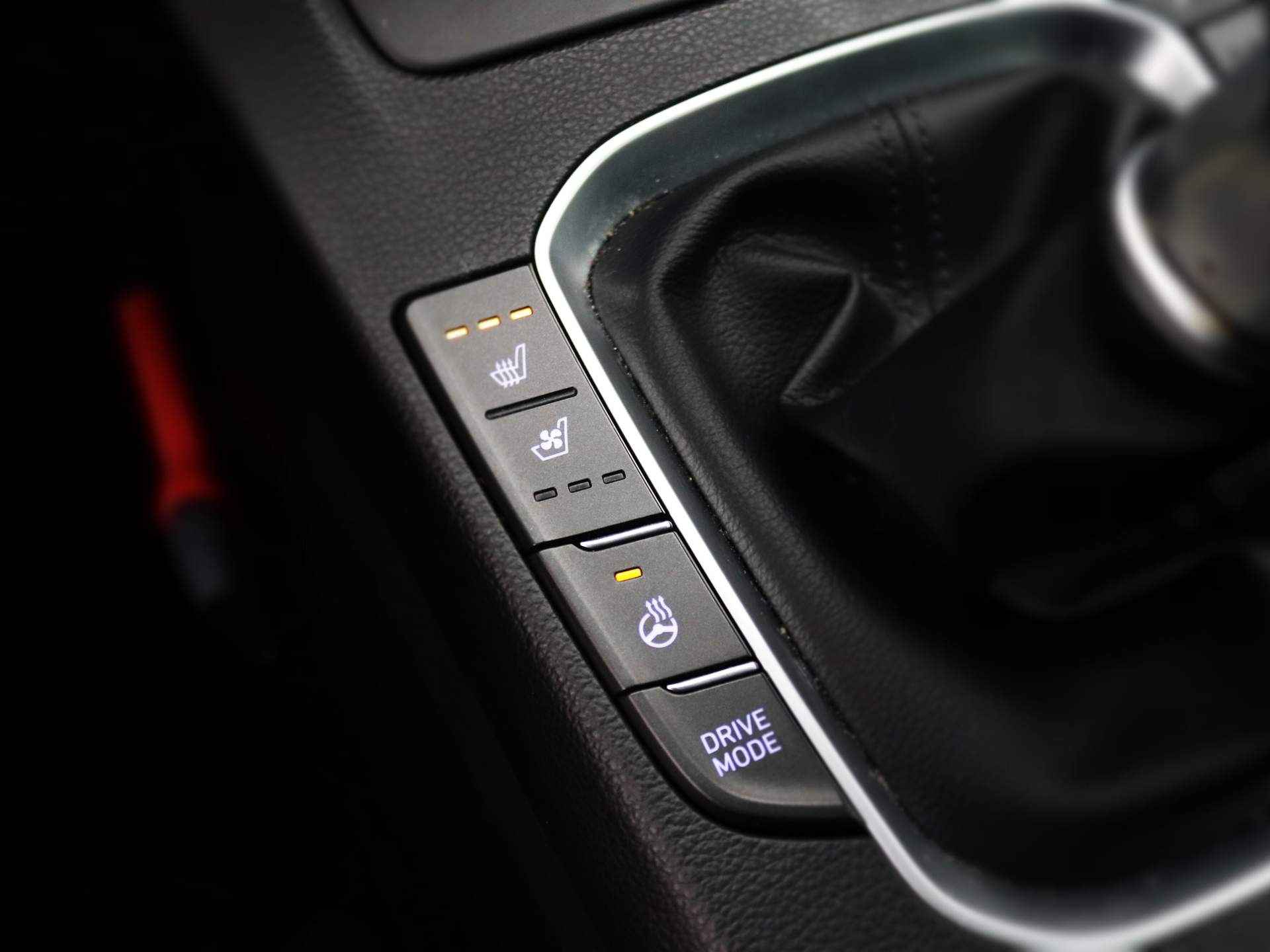 Hyundai i30 Wagon 1.5 T-GDI 48V 160pk | Camera | Parkeersensoren Voor + Achter | Elek. Stoelen |  Volledig Leder | Stoelverwarming en Ventilatie | Stuurverwarming | Trekhaak | 17" Lichtmetaal - 17/33