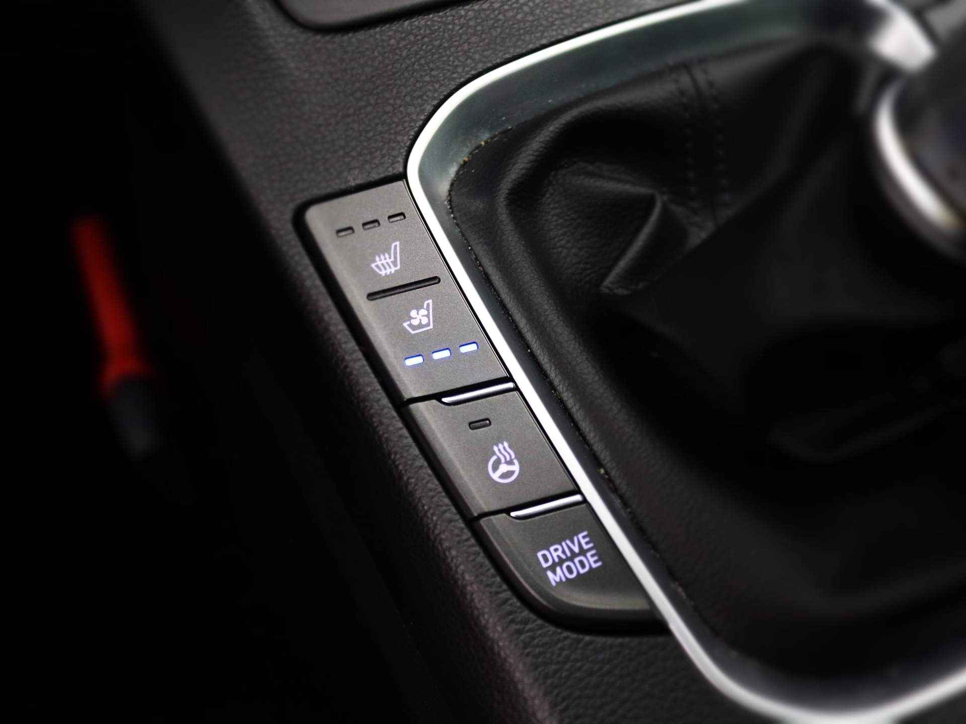 Hyundai i30 Wagon 1.5 T-GDI 48V 160pk | Camera | Parkeersensoren Voor + Achter | Elek. Stoelen |  Volledig Leder | Stoelverwarming en Ventilatie | Stuurverwarming | Trekhaak | 17" Lichtmetaal - 18/33