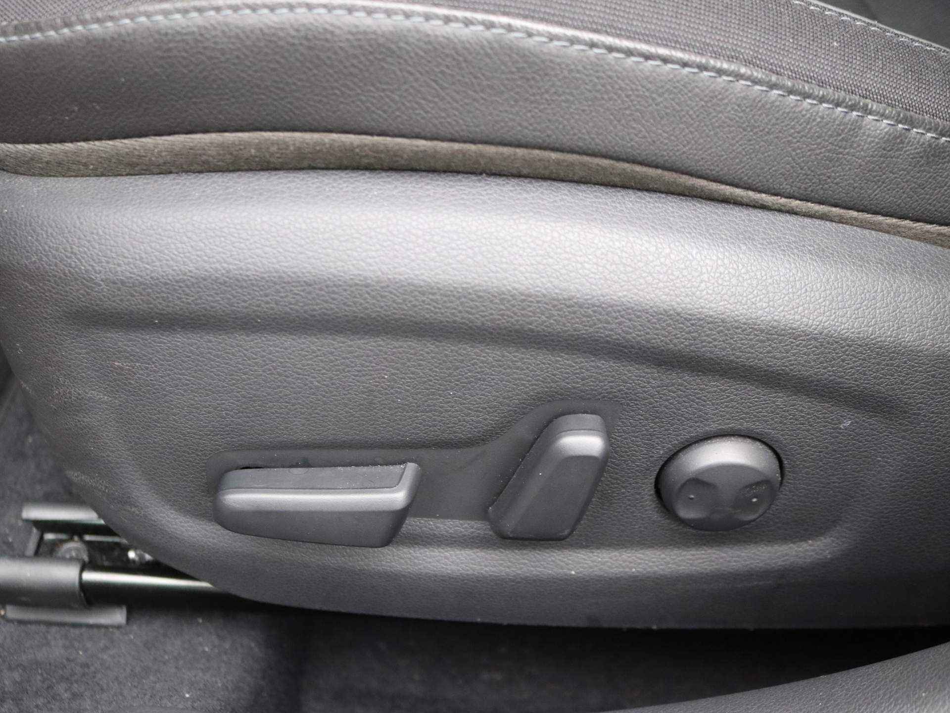 Hyundai i30 Wagon 1.5 T-GDI 48V 160pk | Camera | Parkeersensoren Voor + Achter | Elek. Stoelen |  Volledig Leder | Stoelverwarming en Ventilatie | Stuurverwarming | Trekhaak | 17" Lichtmetaal - 22/33