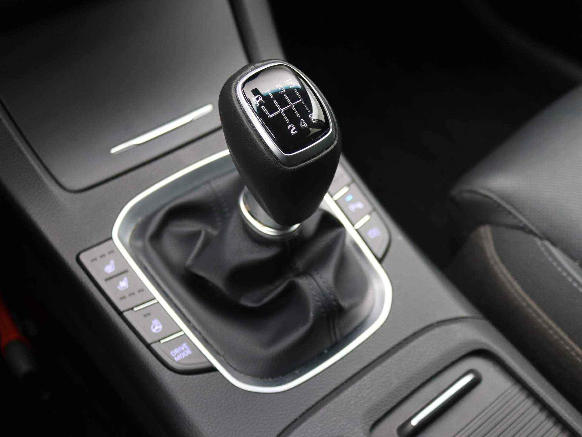 Hyundai i30 Wagon 1.5 T-GDI 48V 160pk | Camera | Parkeersensoren Voor + Achter | Elek. Stoelen |  Volledig Leder | Stoelverwarming en Ventilatie | Stuurverwarming | Trekhaak | 17" Lichtmetaal - 24/33