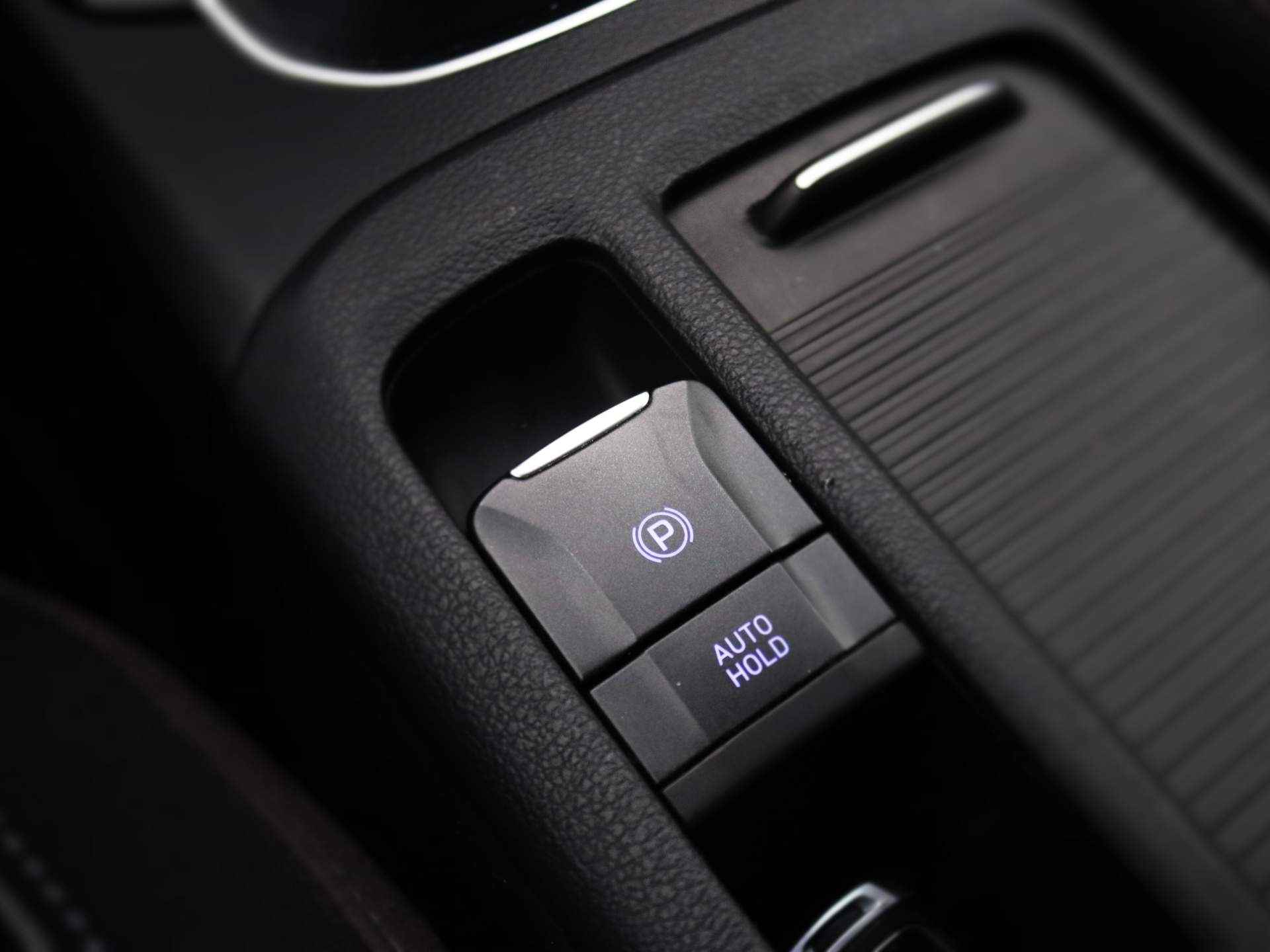 Hyundai i30 Wagon 1.5 T-GDI 48V 160pk | Camera | Parkeersensoren Voor + Achter | Elek. Stoelen |  Volledig Leder | Stoelverwarming en Ventilatie | Stuurverwarming | Trekhaak | 17" Lichtmetaal - 26/33