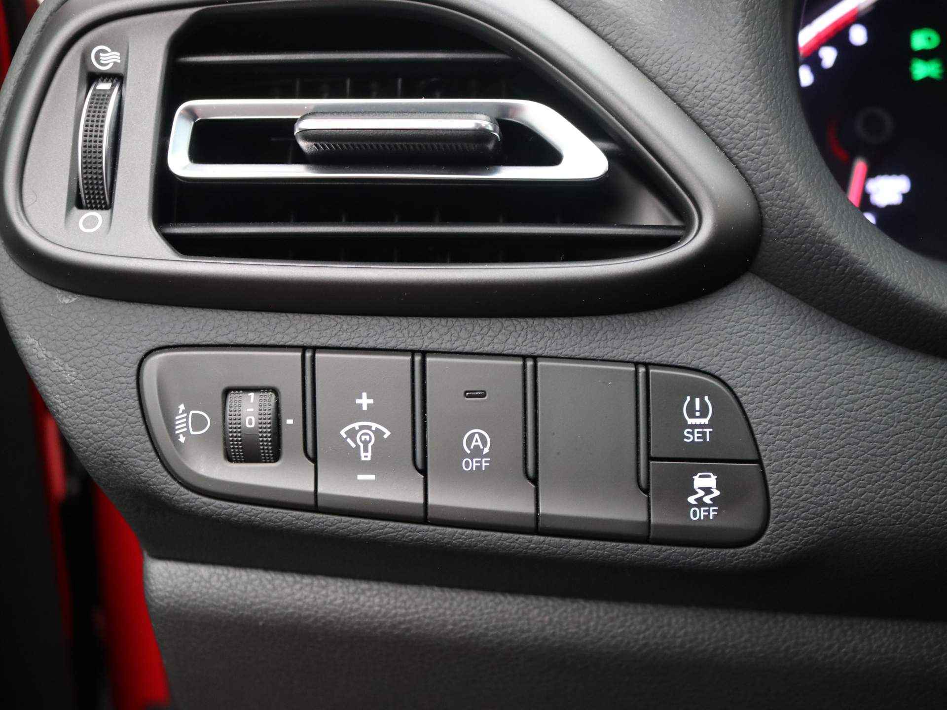 Hyundai i30 Wagon 1.5 T-GDI 48V 160pk | Camera | Parkeersensoren Voor + Achter | Elek. Stoelen |  Volledig Leder | Stoelverwarming en Ventilatie | Stuurverwarming | Trekhaak | 17" Lichtmetaal - 29/33