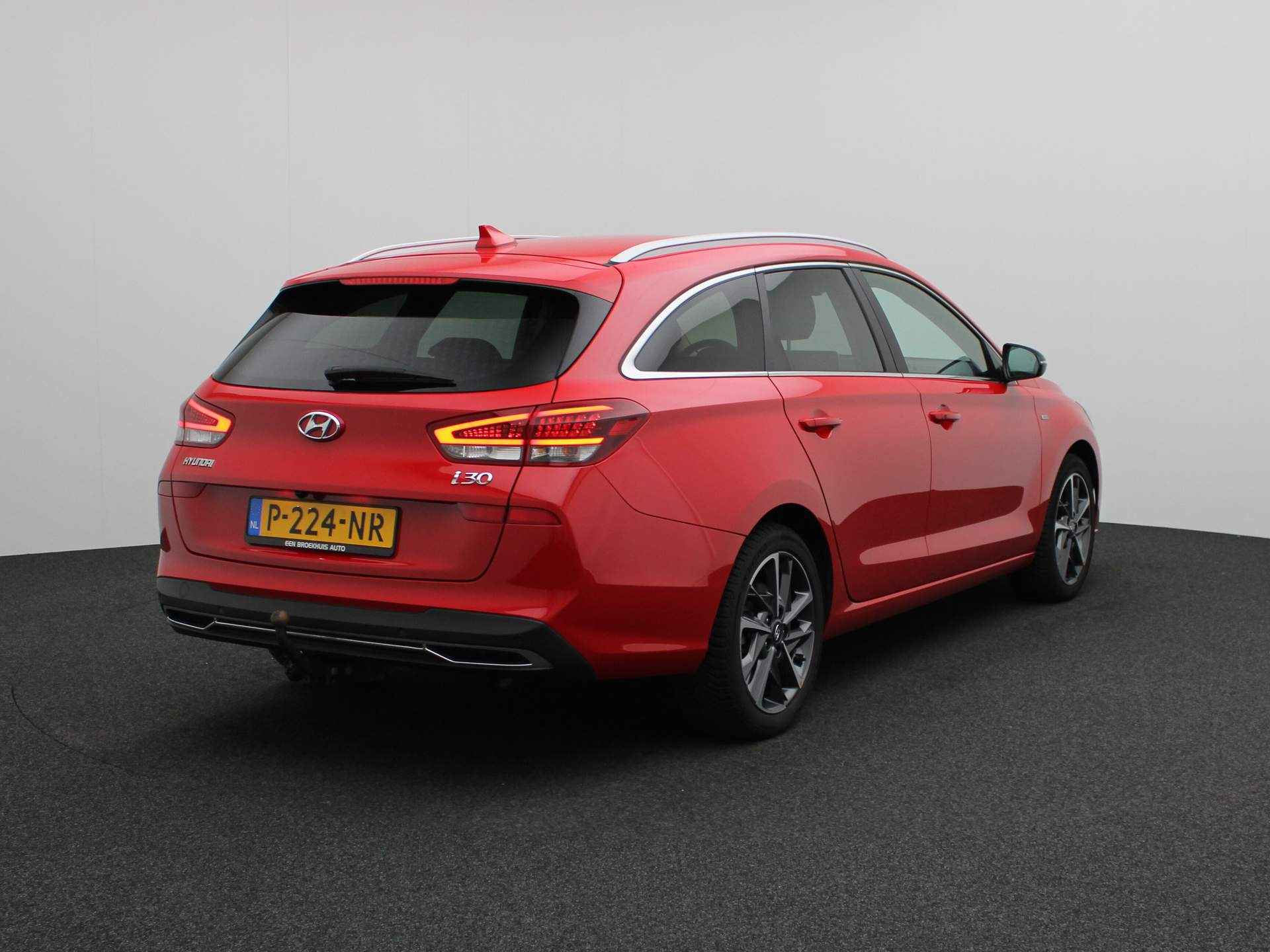 Hyundai i30 Wagon 1.5 T-GDI 48V 160pk | Camera | Parkeersensoren Voor + Achter | Elek. Stoelen |  Volledig Leder | Stoelverwarming en Ventilatie | Stuurverwarming | Trekhaak | 17" Lichtmetaal - 3/33