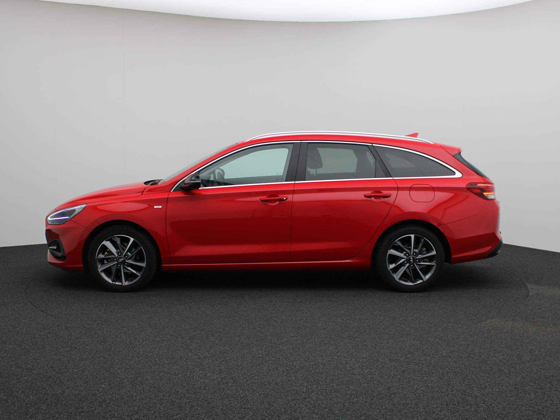 Hyundai i30 Wagon 1.5 T-GDI 48V 160pk | Camera | Parkeersensoren Voor + Achter | Elek. Stoelen |  Volledig Leder | Stoelverwarming en Ventilatie | Stuurverwarming | Trekhaak | 17" Lichtmetaal - 10/33