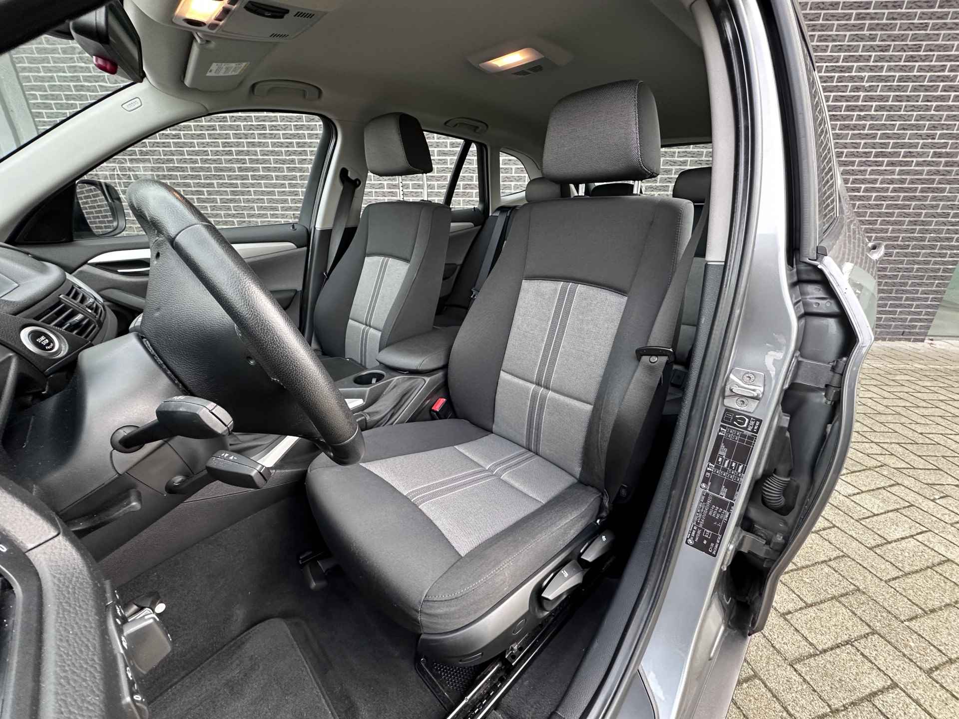 BMW X1 sDrive18d Executive | Navigatie | Eerste eigenaar | Dealer onderhouden - 2/42