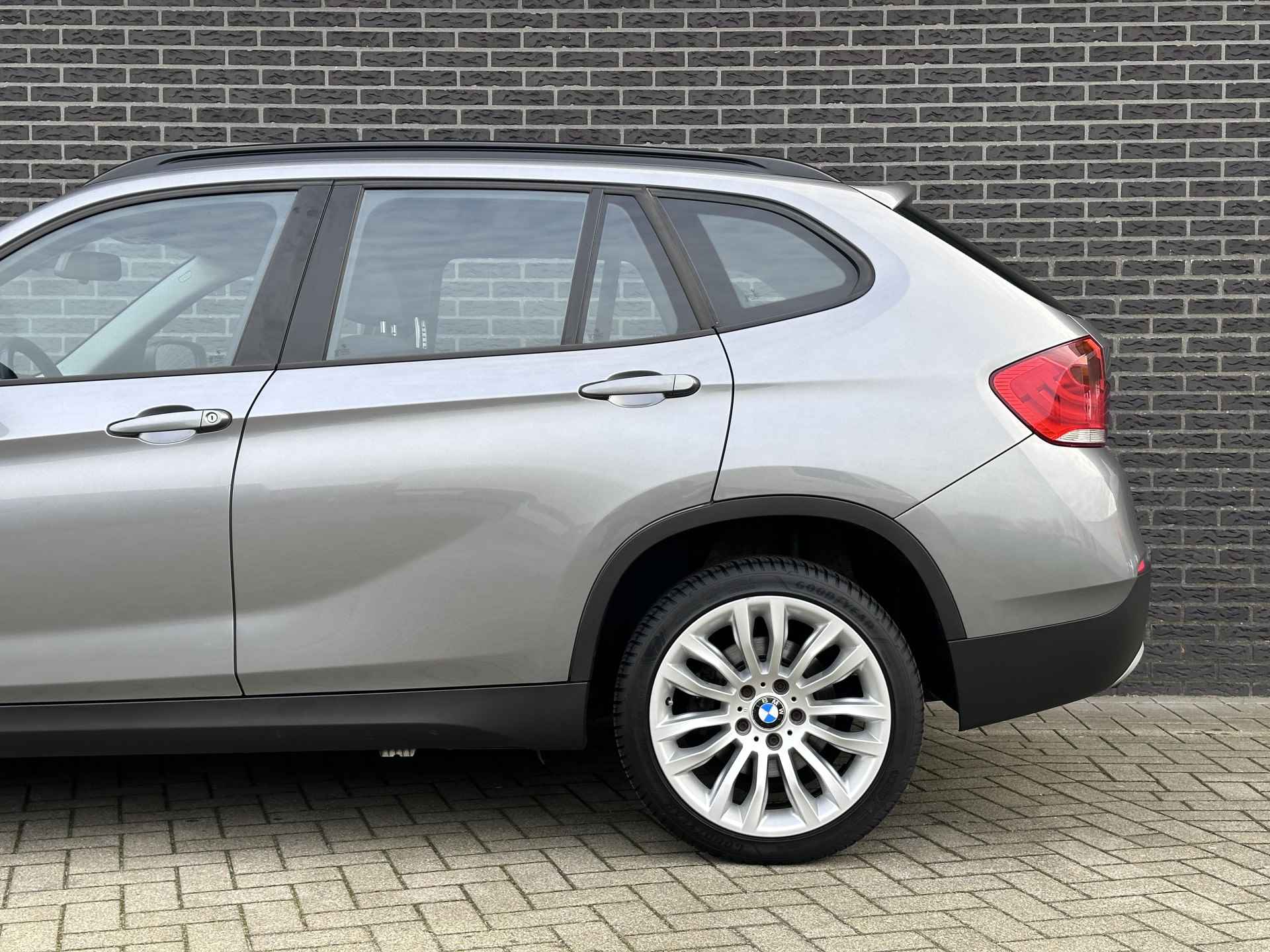 BMW X1 sDrive18d Executive | Navigatie | Eerste eigenaar | Dealer onderhouden - 7/42