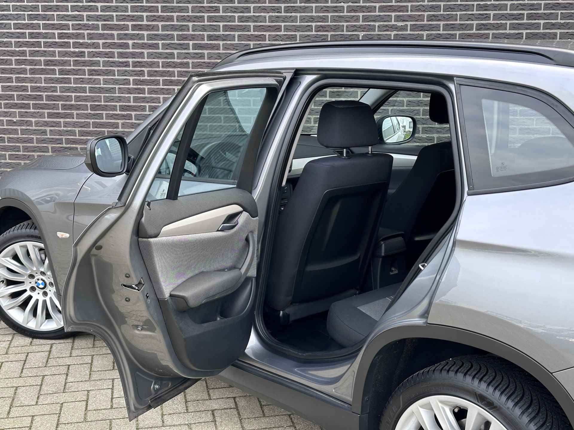 BMW X1 sDrive18d Executive | Navigatie | Eerste eigenaar | Dealer onderhouden - 19/42