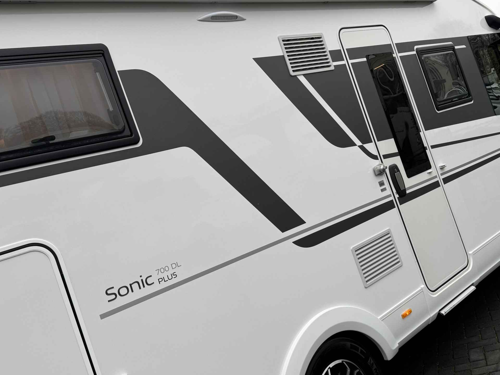 Adria Sonic 700 DL Plus 160 pk AUTOMAAT 9-Traps Euro6 LEVELSYSTEEM **Enkele bedden/4 zitplaatsen/4 slaapplaatsen/Face to Face/Luifel/Z - 86/101