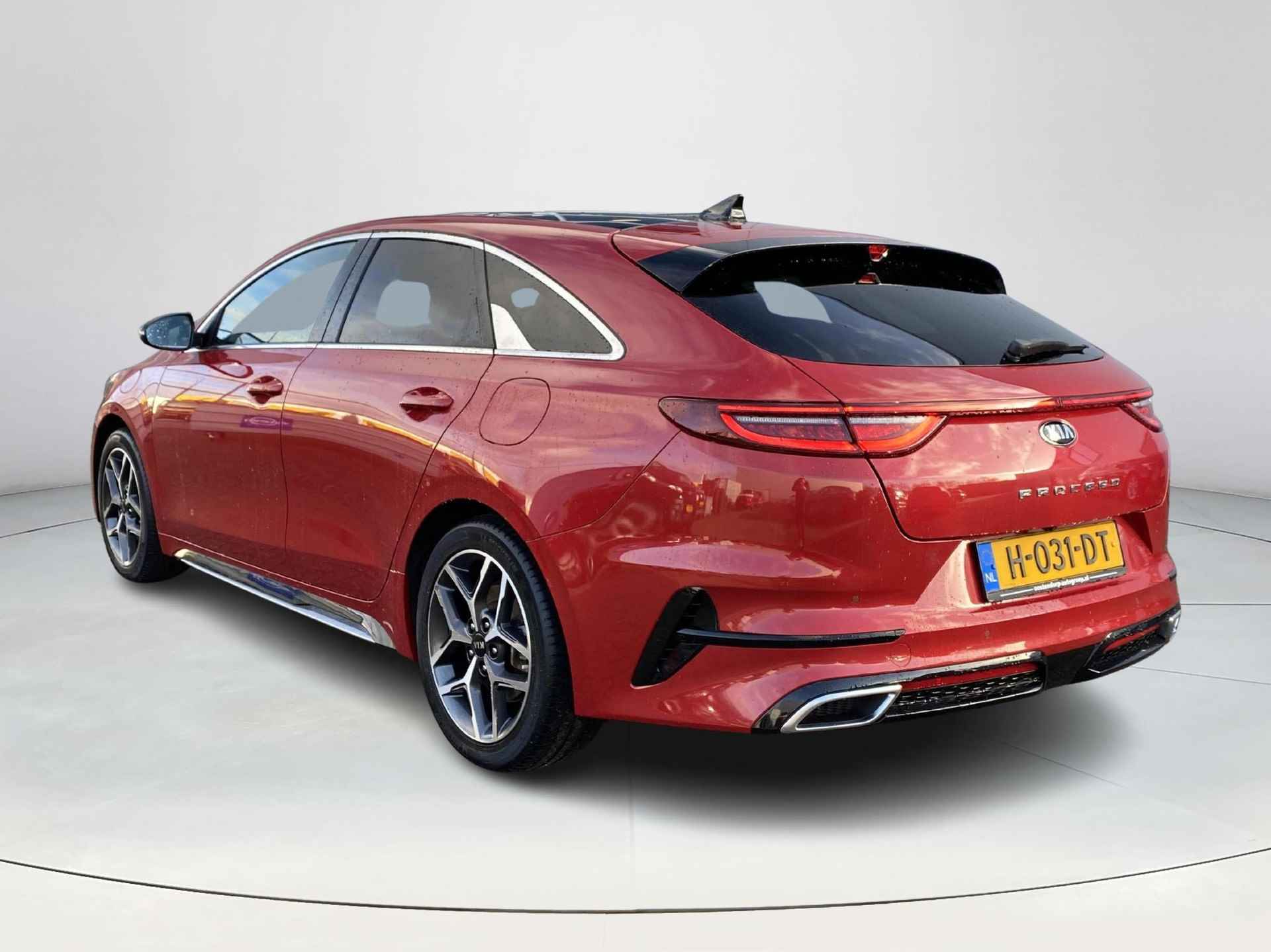 Kia ProCeed 1.0 T-GDI GT-PlusLine Pano | Stoelverwarming voor- en achter | Parkeersensoren achter | Navigatiesysteem | Verwarmbaar stuur | Apple CarPlay en Android Auto | Elektrisch glazen schuif -/ kanteldak - 4/33