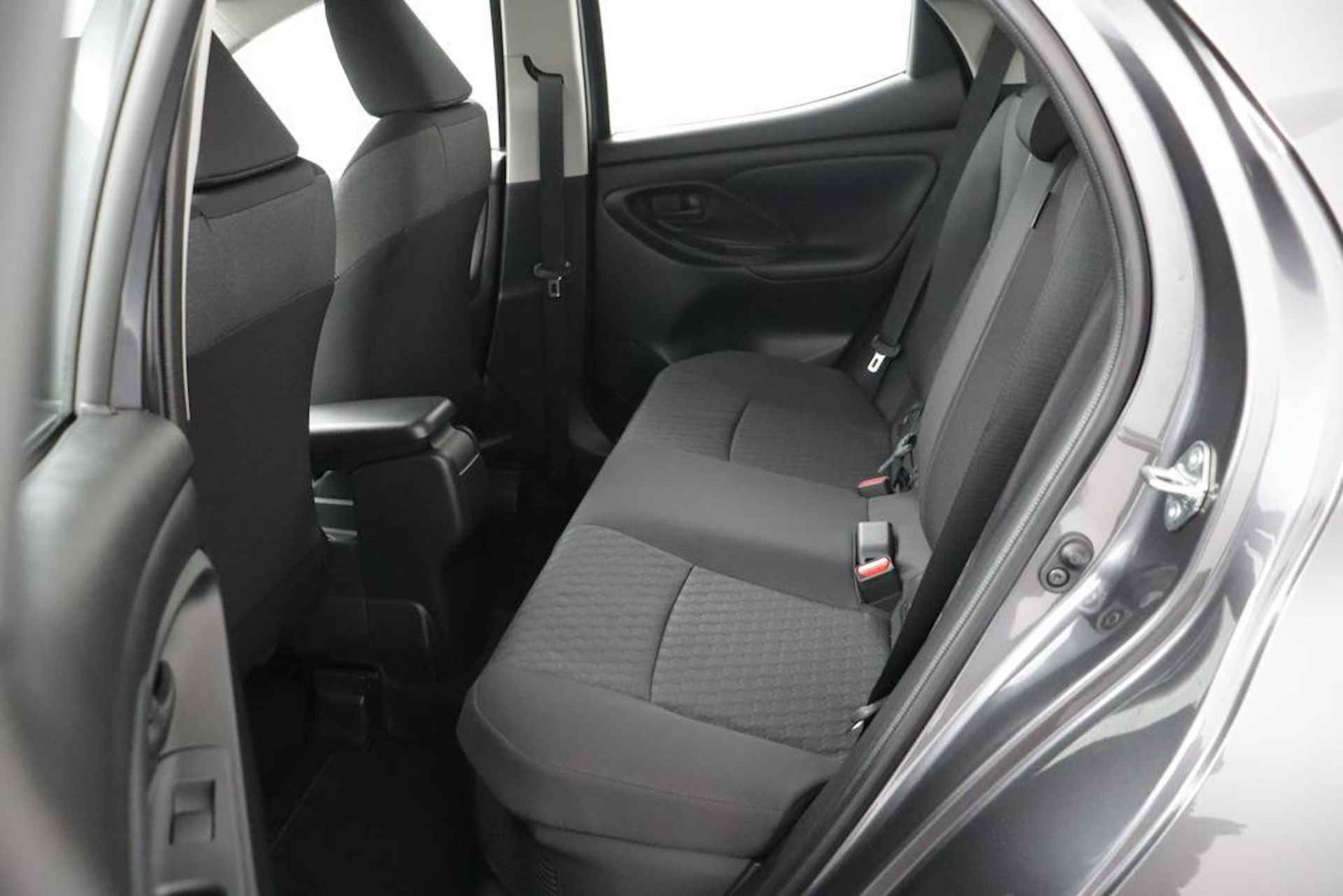 Toyota Yaris 1.5 Hybrid Dynamic Automaat | Stoelverwarming | Parkeercamera | Climate Control | - 18/45