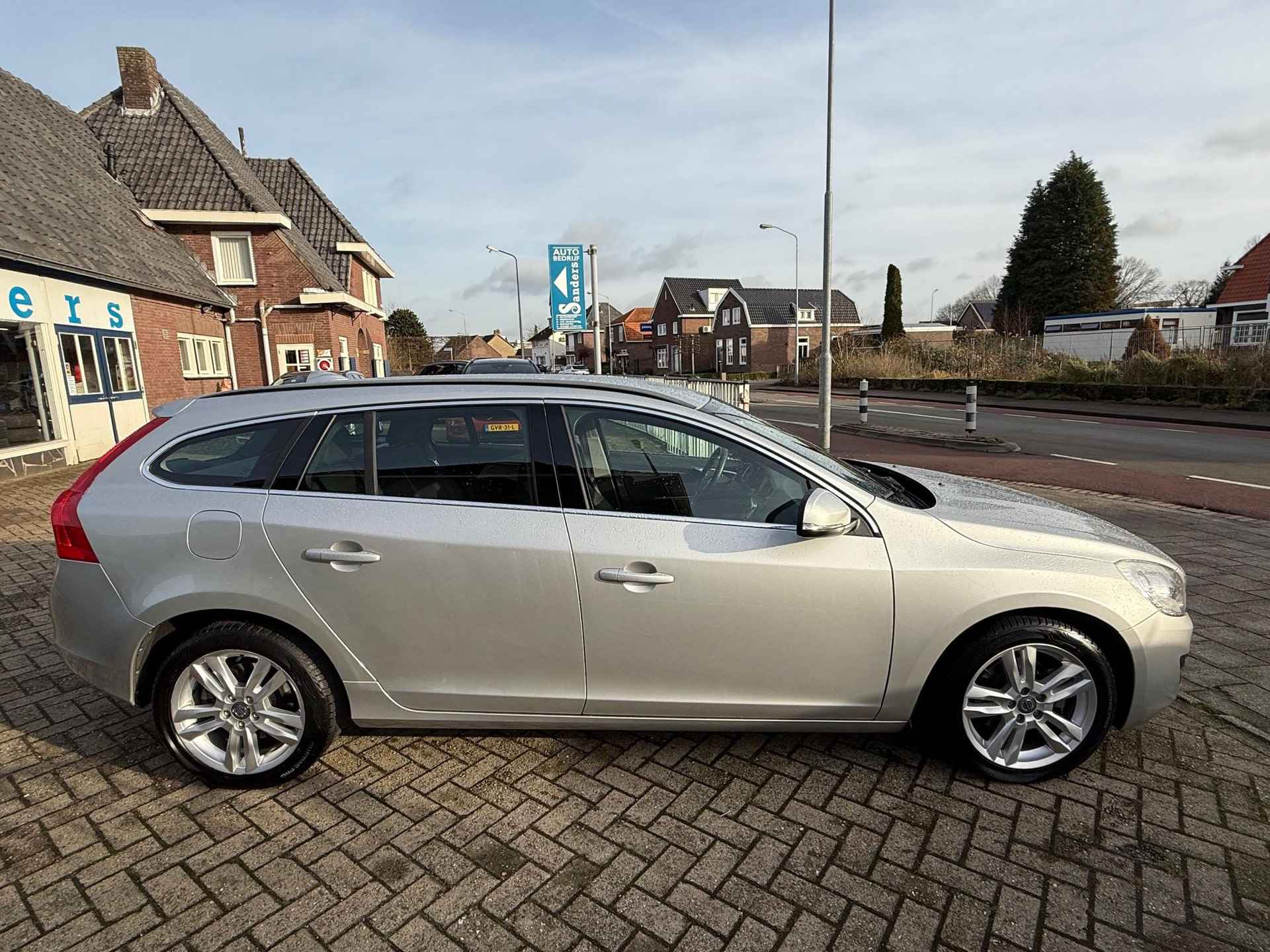 Volvo V60 1.6 T3 Momentum Family-line - 7/23