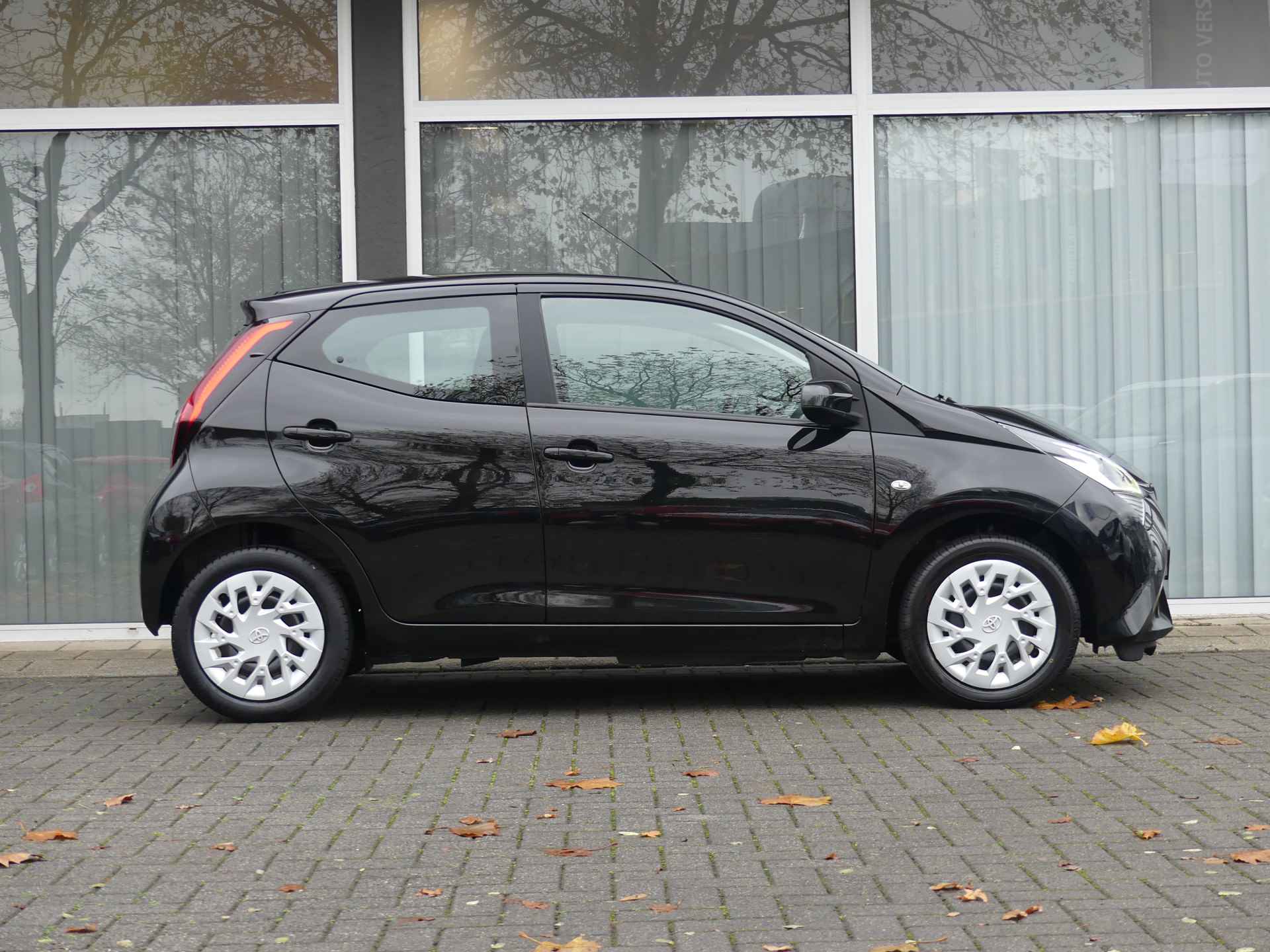 Toyota Aygo 1.0 VVT-i x-play Bluetooth, Airco, Achteruitrijcamera, - 3/25