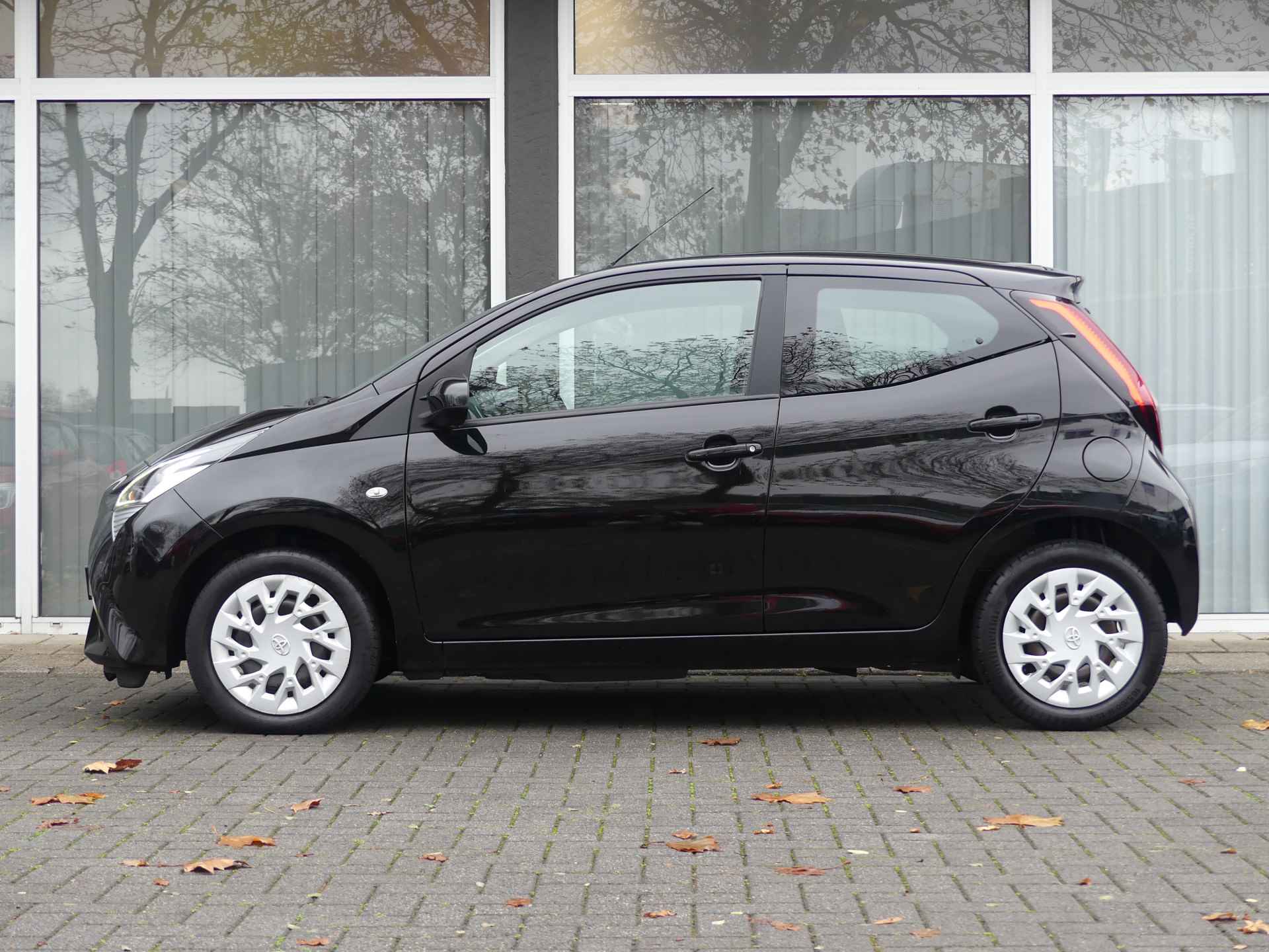 Toyota Aygo 1.0 VVT-i x-play Bluetooth, Airco, Achteruitrijcamera, - 4/25