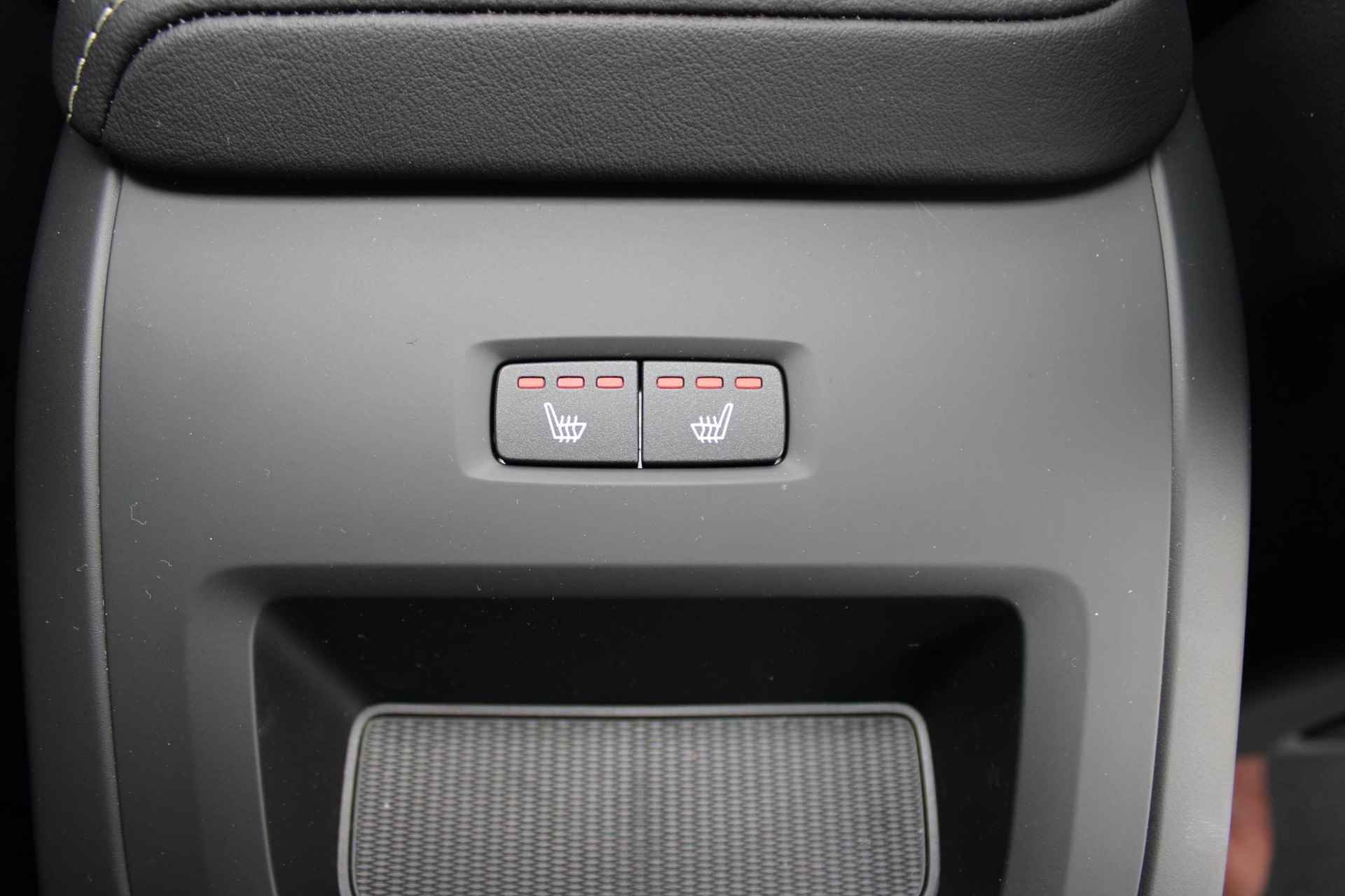Volvo XC60 Recharge T6 AWD 350PK AUT8 Plus Black Edition, Luchtvering, Adaptieve Cruise Control met Pilot Assist, Premium audio by Harman Kardon, Elektrisch bedienbaar panoramisch schuif-/kanteldak, Elektrische bestuurdersstoel met geheugen, Verwarmbare voorstoelen + stuurwiel, 360 Parkeercamera, Park Assist voor + achter, Verwarmbare achterbank, 21'' Lichtmetalen wielen - 15/36