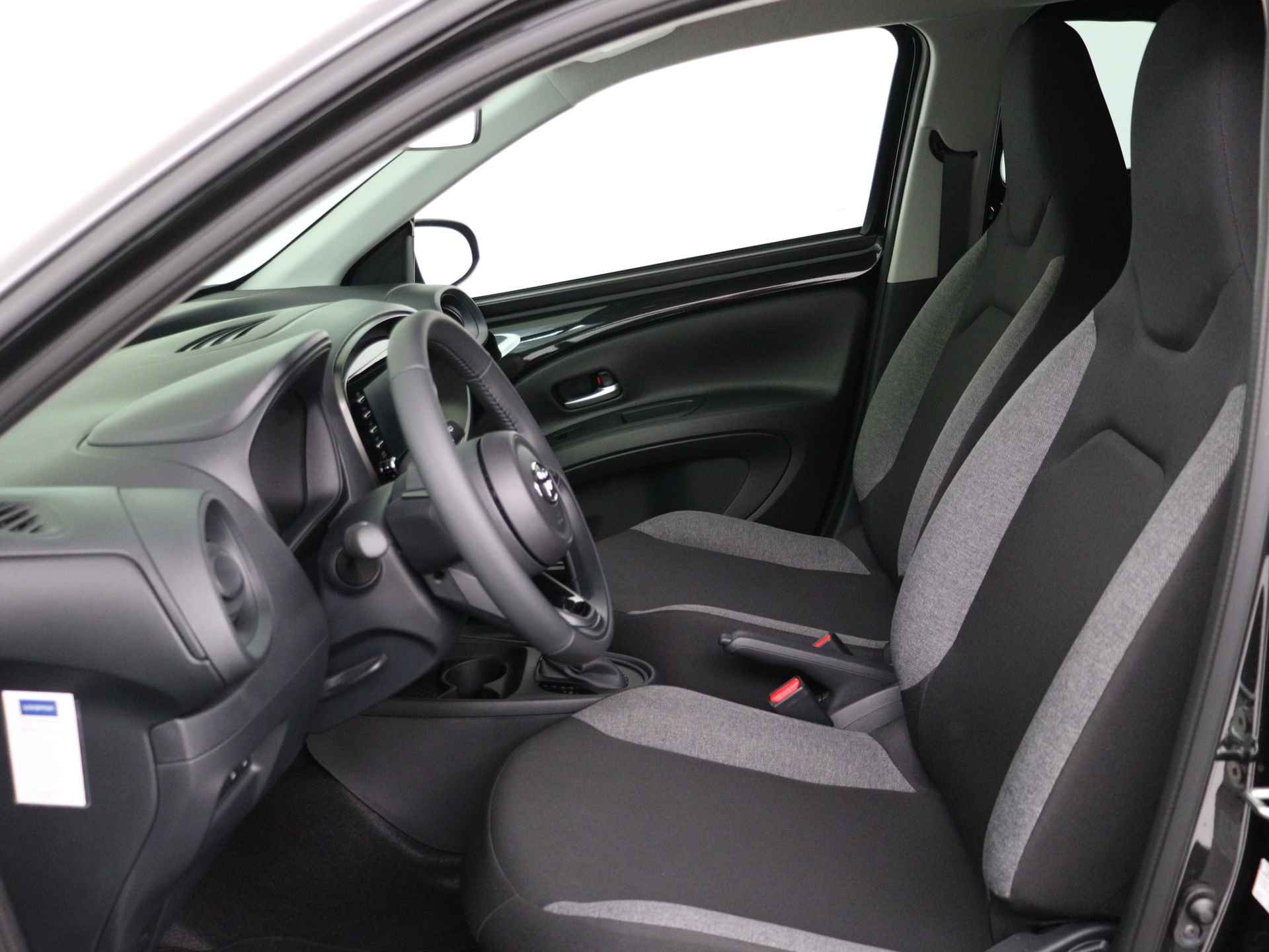 Toyota Aygo X 1.0 VVT-i S-CVT play Limited | Mat grijs | Zwarte LM velgen 18 inch | Privacy Glas | Chameleon voorruit | - 15/33