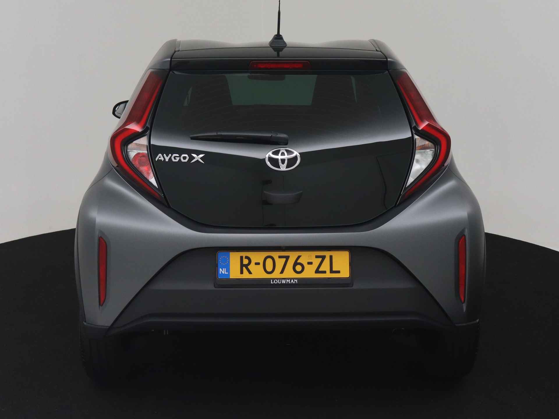 Toyota Aygo X 1.0 VVT-i S-CVT play Limited | Mat grijs | Zwarte LM velgen 18 inch | Privacy Glas | Chameleon voorruit | - 23/33