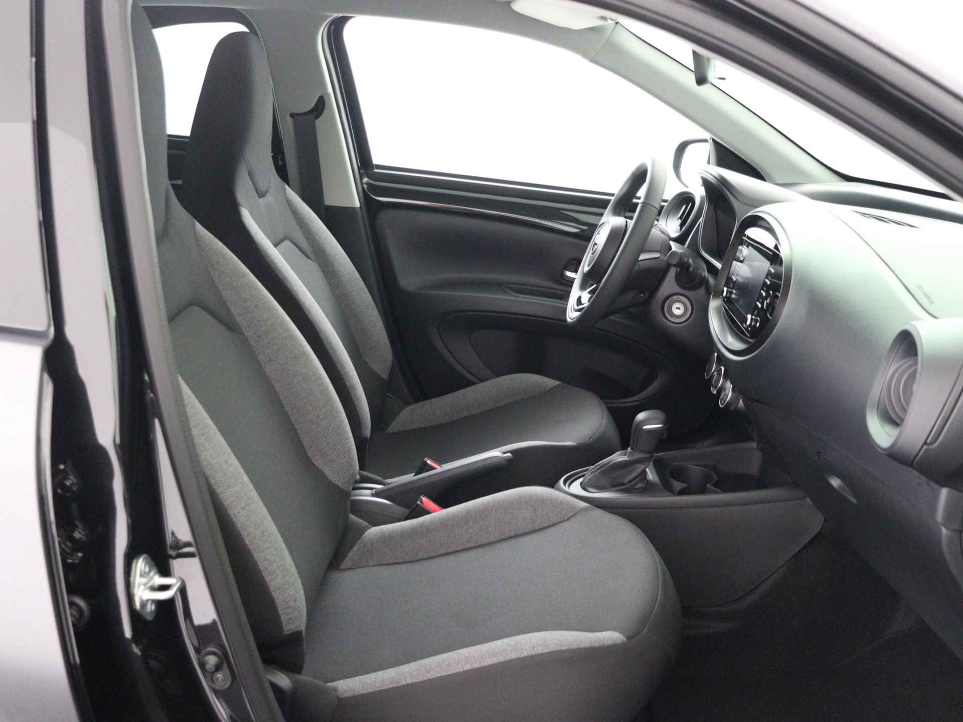Toyota Aygo X 1.0 VVT-i S-CVT play Limited | Mat grijs | Zwarte LM velgen 18 inch | Privacy Glas | Chameleon voorruit | - 24/33