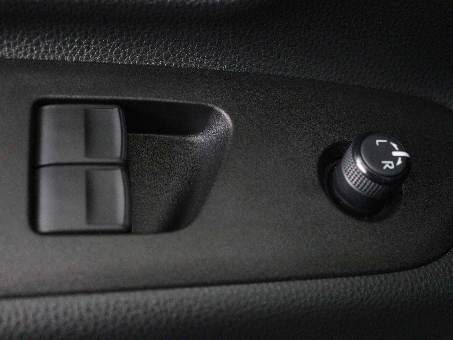 Toyota Aygo X 1.0 VVT-i S-CVT play Limited | Mat grijs | Zwarte LM velgen 18 inch | Privacy Glas | Chameleon voorruit | - 25/33
