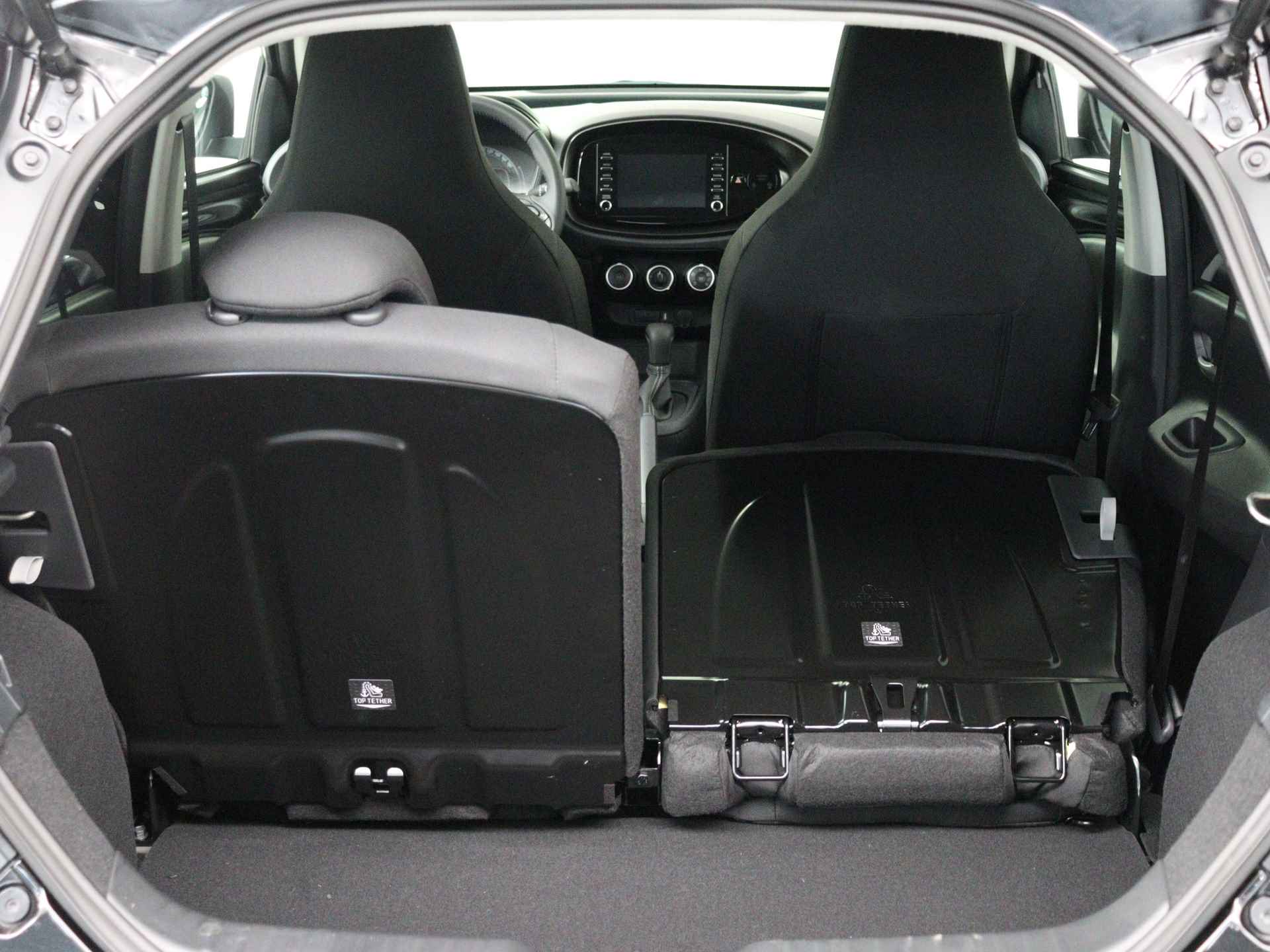 Toyota Aygo X 1.0 VVT-i S-CVT play Limited | Mat grijs | Zwarte LM velgen 18 inch | Privacy Glas | Chameleon voorruit | - 28/33