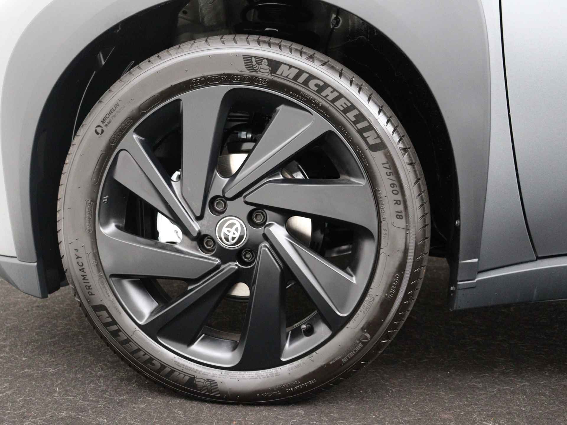 Toyota Aygo X 1.0 VVT-i S-CVT play Limited | Mat grijs | Zwarte LM velgen 18 inch | Privacy Glas | Chameleon voorruit | - 30/33