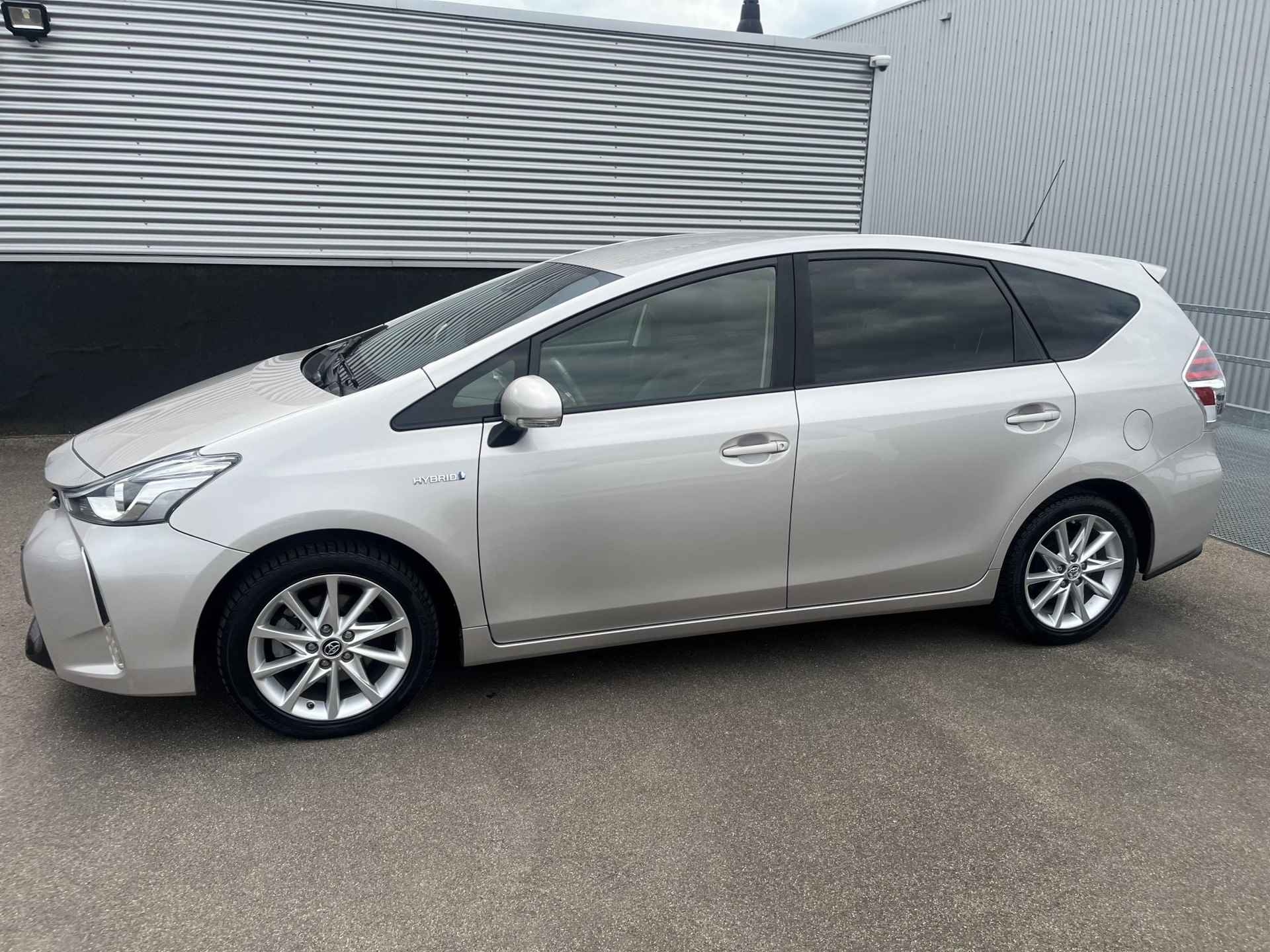 Toyota Prius + 1.8 Dynamic 7-Zits, Navigatie, Half/leder, Stoelverwarming, BTW-auto, Smart Key, Privacy glass, Achteruitrijcamera, Adaptieve cruise control, Garantie t/m 2029! - 2/59