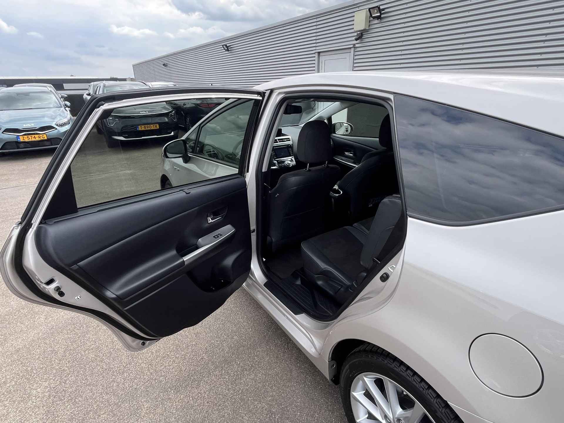 Toyota Prius + 1.8 Dynamic 7-Zits, Navigatie, Half/leder, Stoelverwarming, BTW-auto, Smart Key, Privacy glass, Achteruitrijcamera, Adaptieve cruise control, Garantie t/m 2029! - 20/59