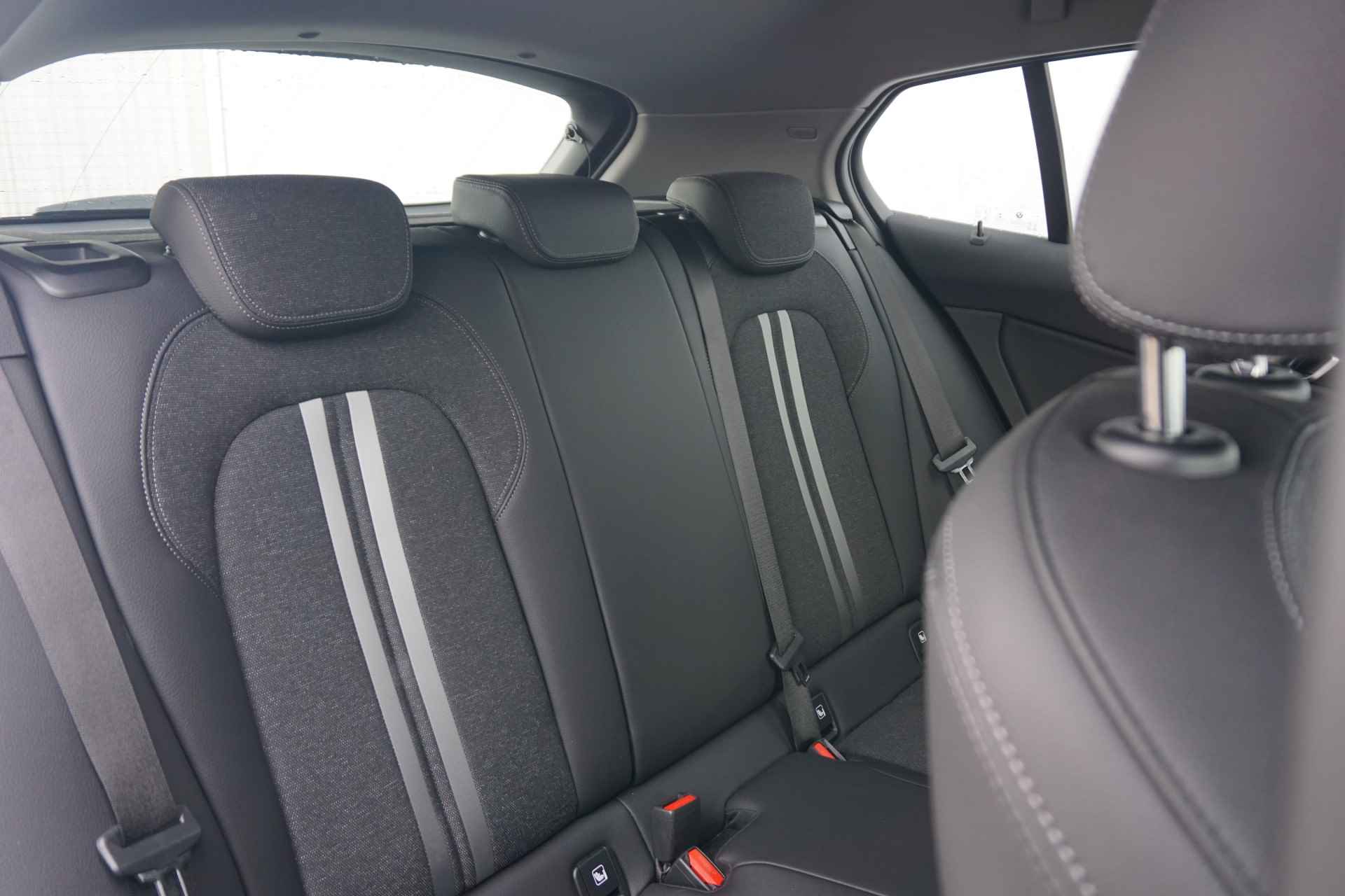 BMW 1 Serie 5-deurs 118i High Executive Automaat / Stoel Verwarming / Camera / Parking Assistant - 8/24