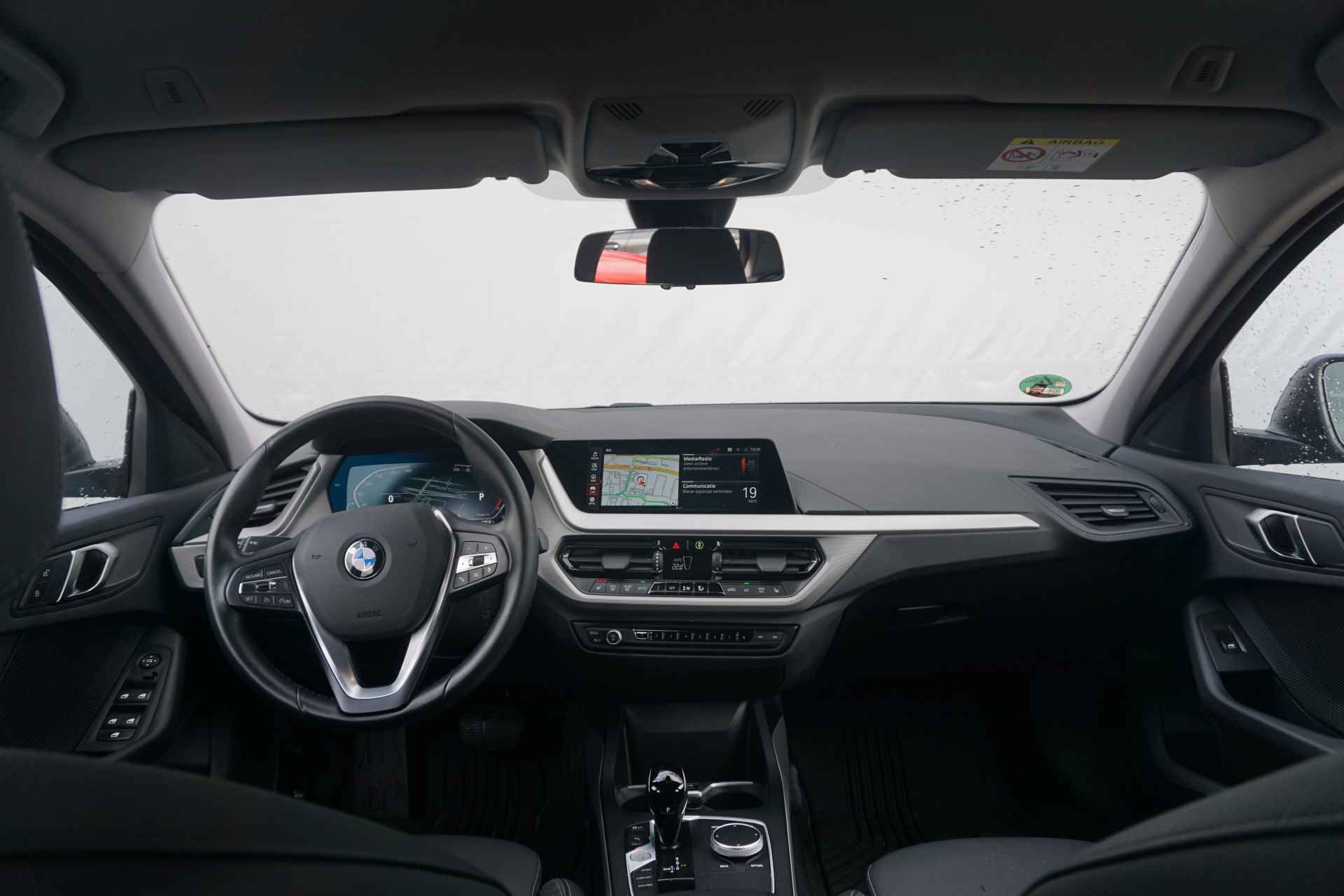 BMW 1 Serie 5-deurs 118i High Executive Automaat / Stoel Verwarming / Camera / Parking Assistant - 9/24