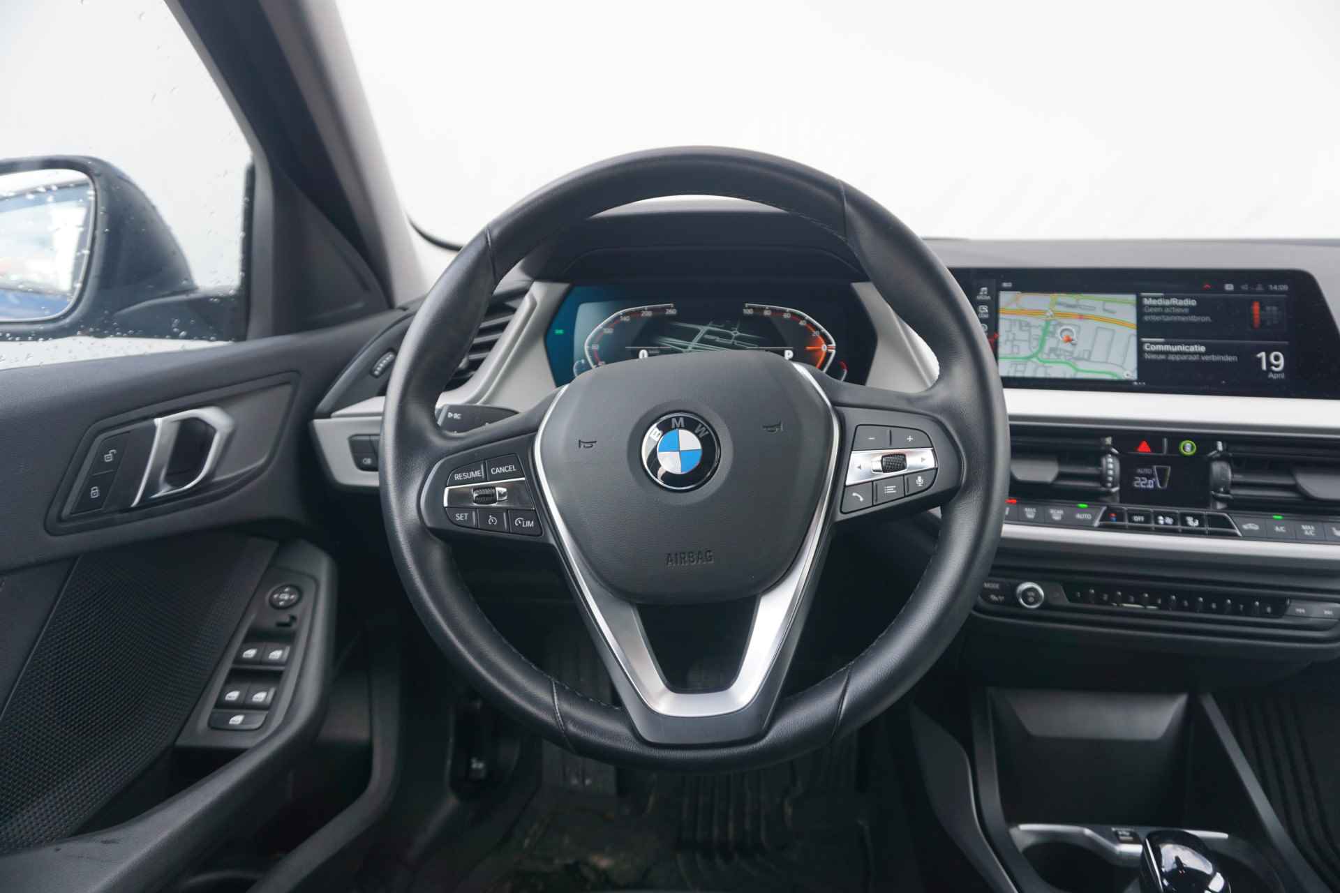 BMW 1 Serie 5-deurs 118i High Executive Automaat / Stoel Verwarming / Camera / Parking Assistant - 10/24