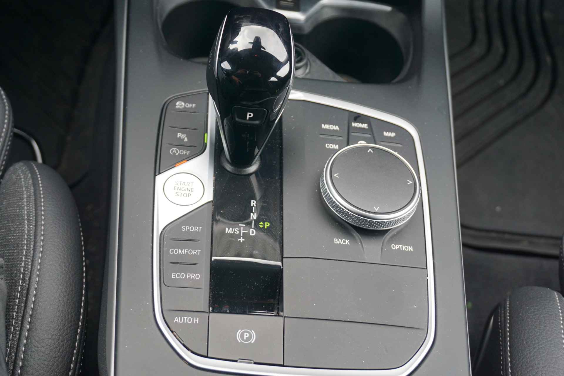BMW 1 Serie 5-deurs 118i High Executive Automaat / Stoel Verwarming / Camera / Parking Assistant - 16/24