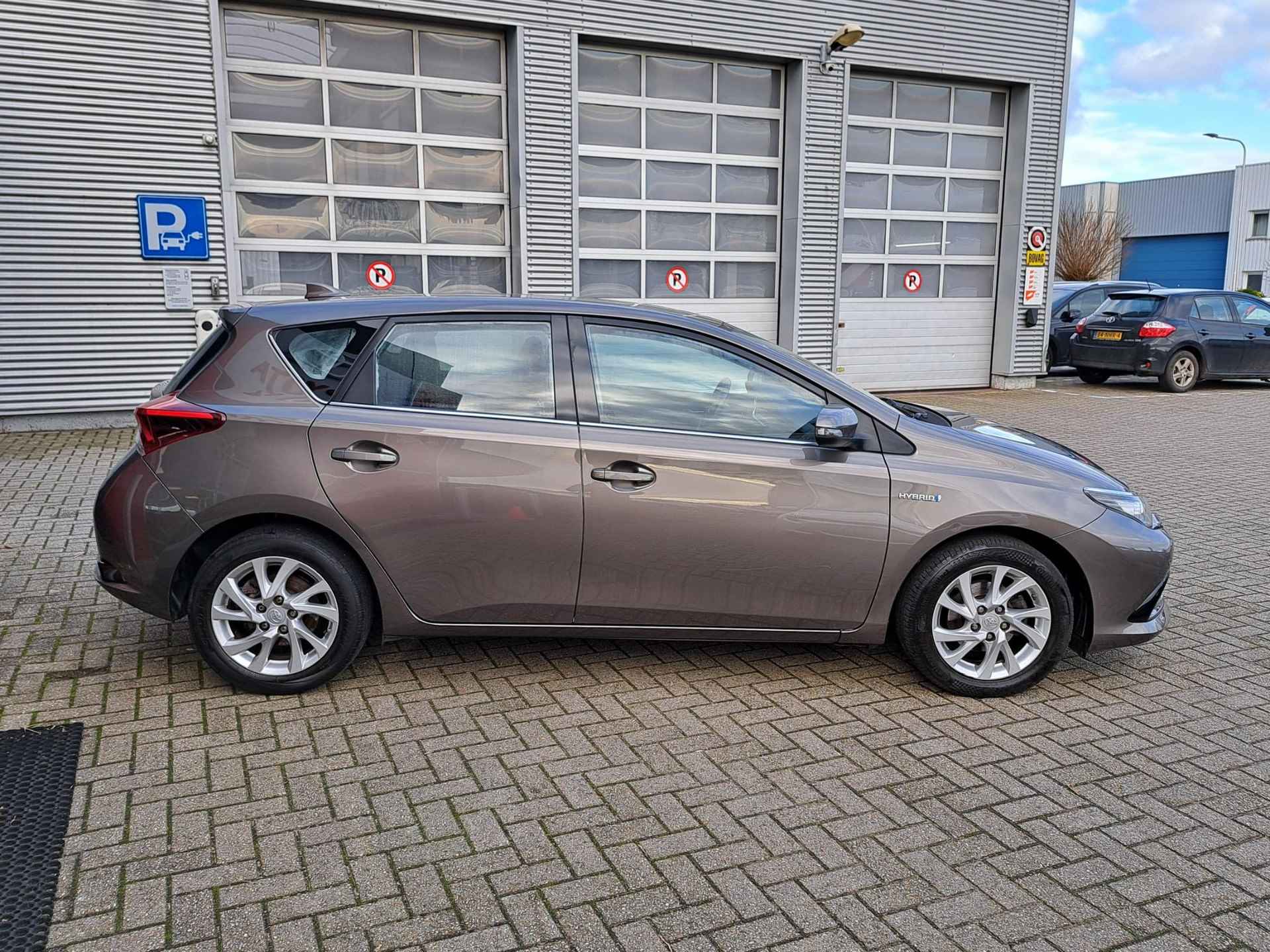 Toyota Auris 1.8 HYBRID ENERGY 5-DEURS NAVI CAMERA STOELVERWARMING PARK-SENSOREN LM-VELGEN LED - 3/24