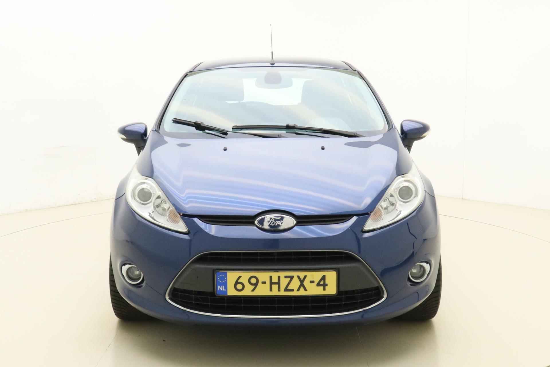 Ford Fiesta 1.25 Titanium 82 PK | Handgeschakeld | Airco | Elektrische ramen | Parkeersensor | Licht metalen velgen | Voorraad - 7/31