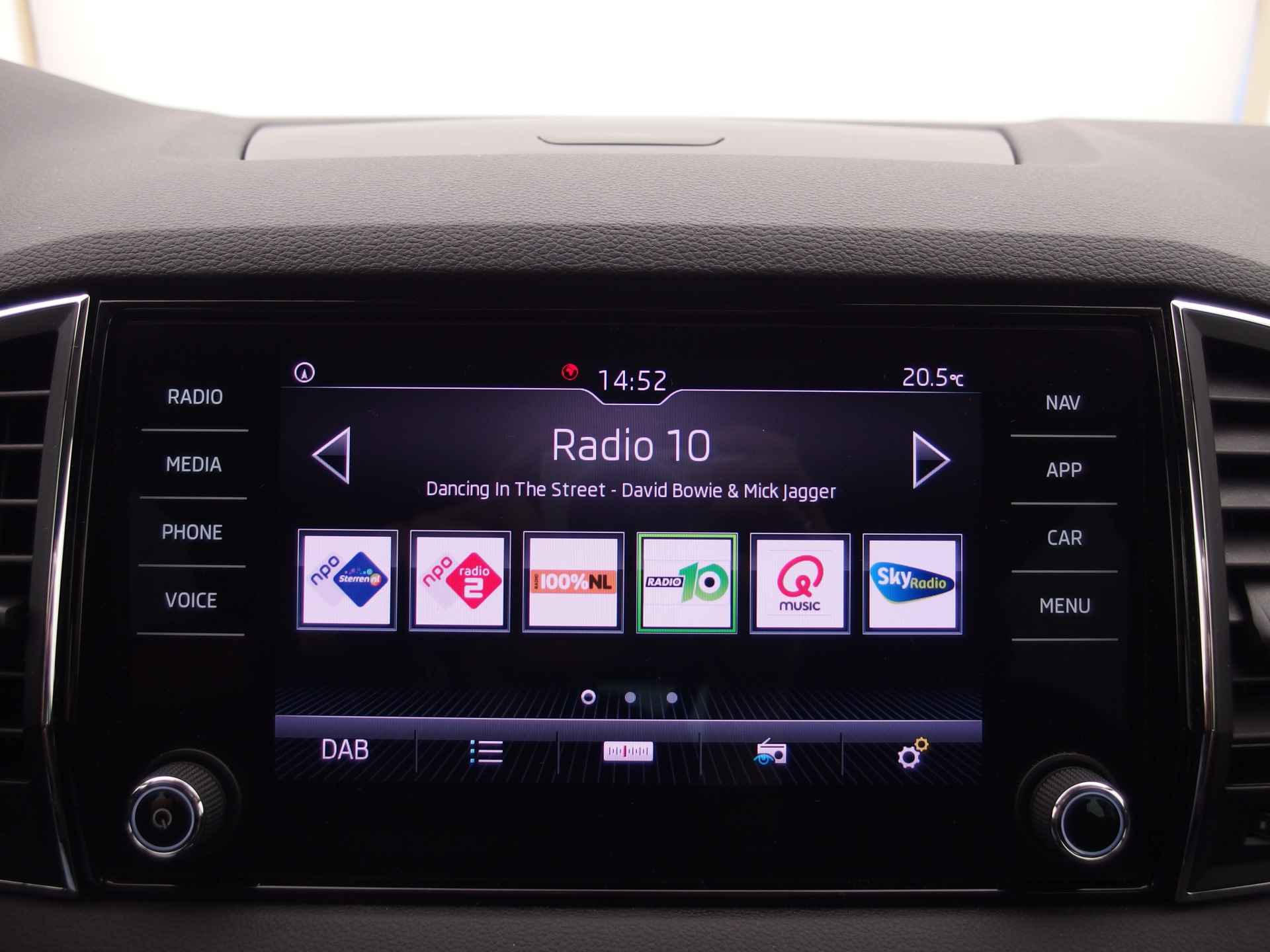 Škoda Karoq 1.0 TSI Clever Edition CAMERA / STOELVERW / CARPLAY / NAVI / CLIMA / PDC / NL-AUTO - 26/51