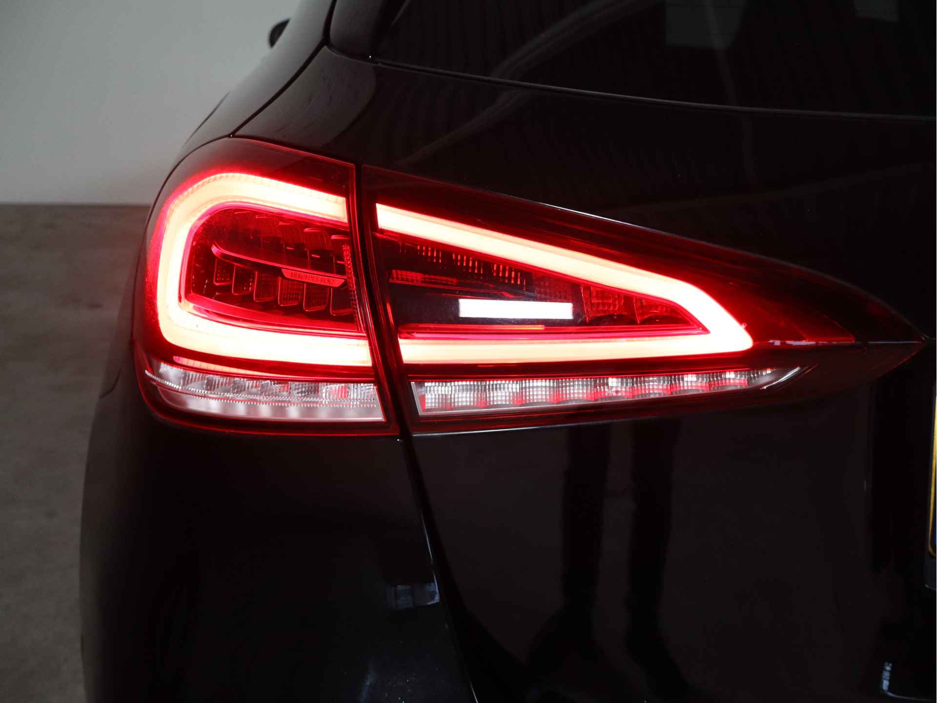 Mercedes-Benz A-Klasse 180 Business Solution AMG Night Upgrade NL-Auto!! Led verlichting I Camera - 31/36