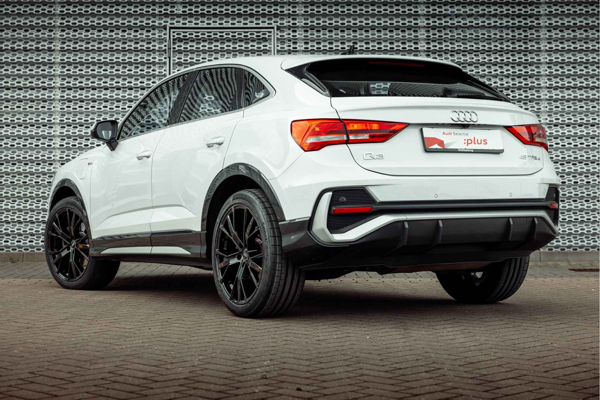 Audi Q3 Sportback 45 TFSIe 245pk s-tronic S Line exterieur | Leder | Elektr. voorstoelen | Camera | MMI navigatie plus | 20" LM velgen | Comfortsleutel | Adaptive cruise control | Audi Sound - 4/32