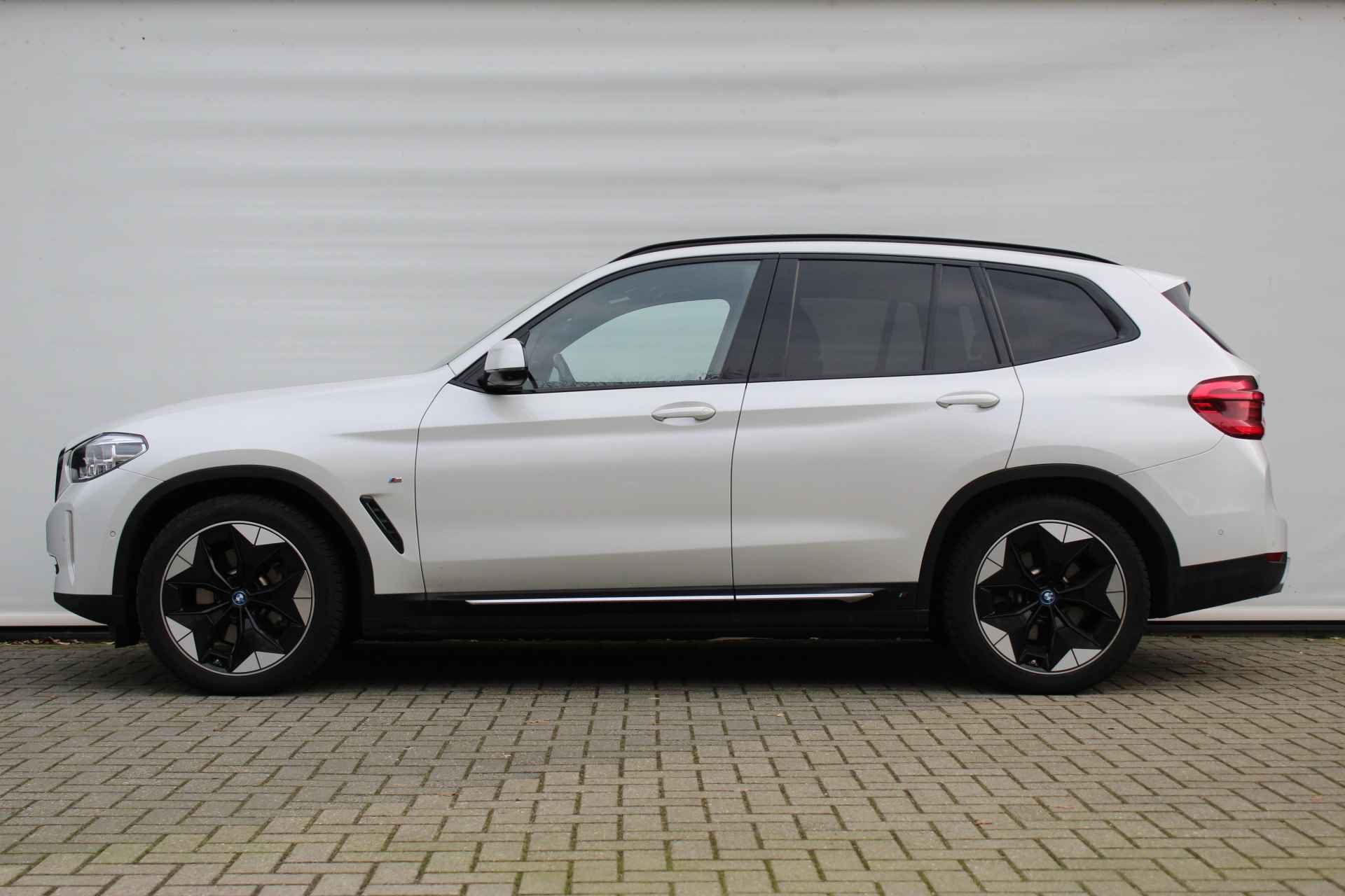 BMW iX3 High Executive 80 kWh / Trekhaak / Sportstoelen / Stoelverwarming / Adaptieve LED / Harman Kardon / Parking Assistant Plus / Head-Up / Live Cockpit Professional - 3/31