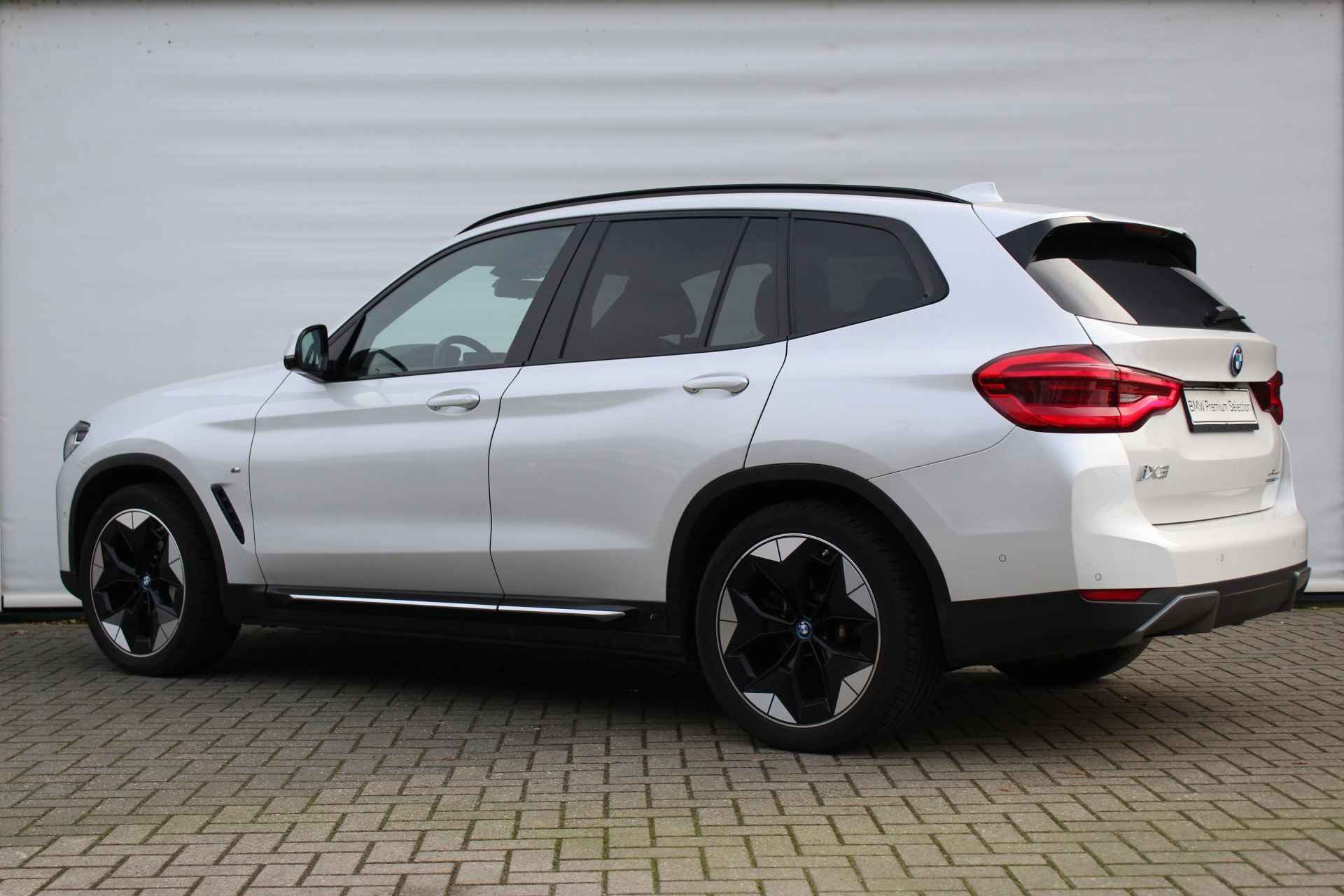 BMW iX3 High Executive 80 kWh / Trekhaak / Sportstoelen / Stoelverwarming / Adaptieve LED / Harman Kardon / Parking Assistant Plus / Head-Up / Live Cockpit Professional - 4/31