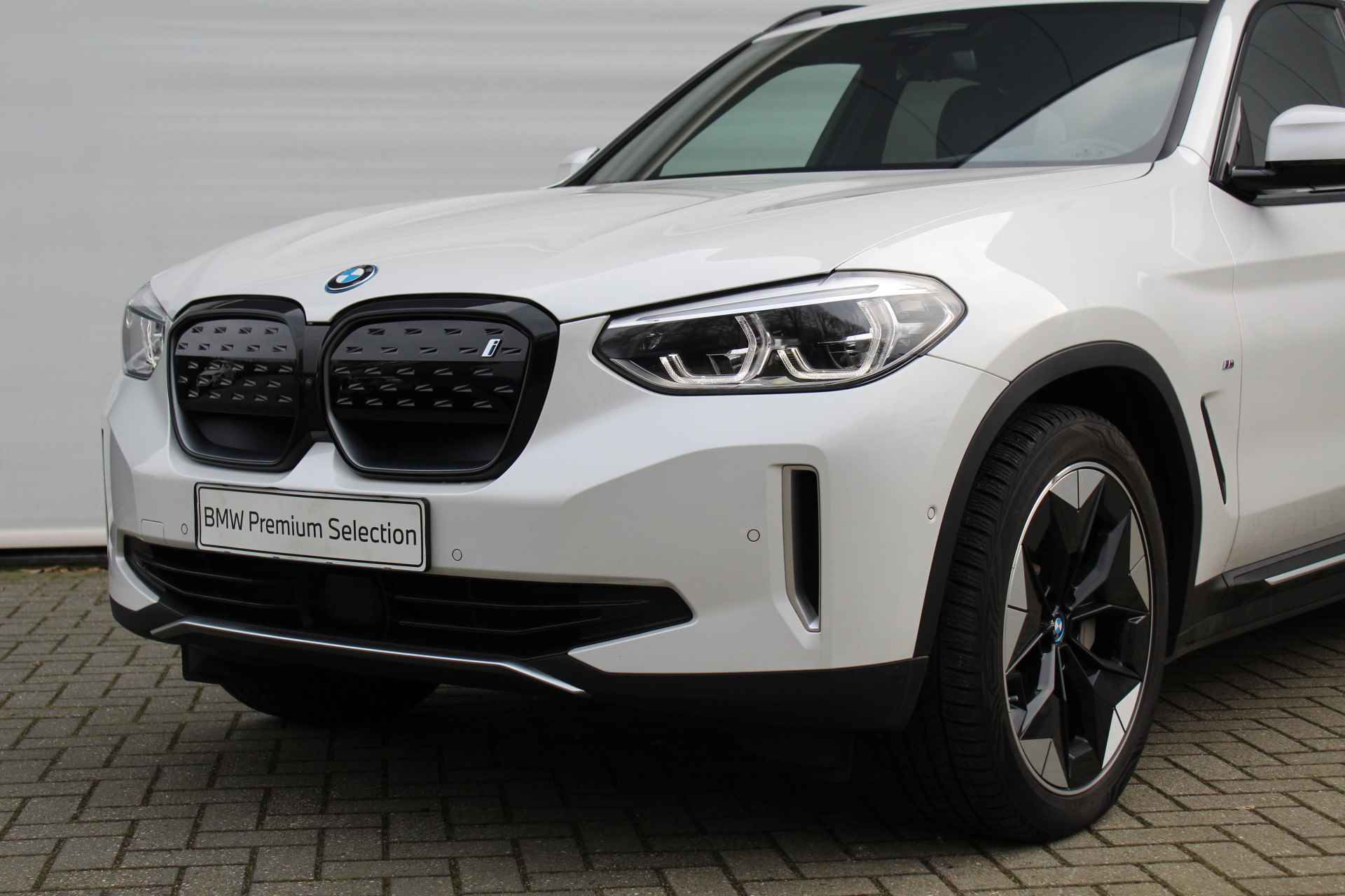 BMW iX3 High Executive 80 kWh / Trekhaak / Sportstoelen / Stoelverwarming / Adaptieve LED / Harman Kardon / Parking Assistant Plus / Head-Up / Live Cockpit Professional - 17/31