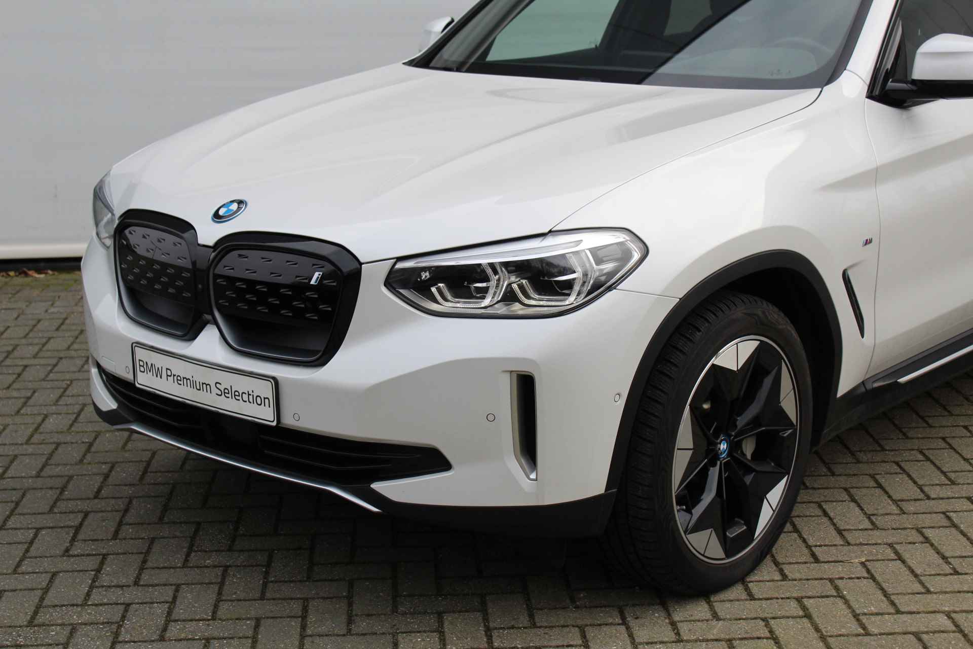 BMW iX3 High Executive 80 kWh / Trekhaak / Sportstoelen / Stoelverwarming / Adaptieve LED / Harman Kardon / Parking Assistant Plus / Head-Up / Live Cockpit Professional - 22/31