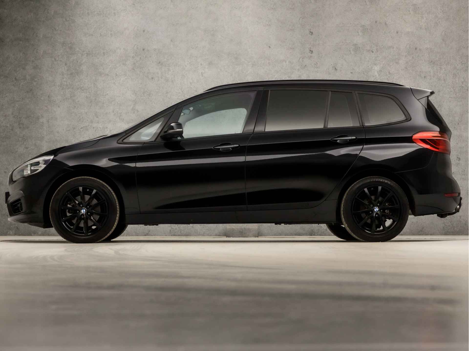 BMW 2 Serie Gran Tourer 218i Luxury 7 Persoons Automaat (NAVIGATIE, CLIMATE, STOELVERWARMING, GETINT GLAS, SPORTSTOELEN, NIEUWE APK, TREKHAAK, PARKEERSENSOREN, NIEUWSTAAT) - 2/34