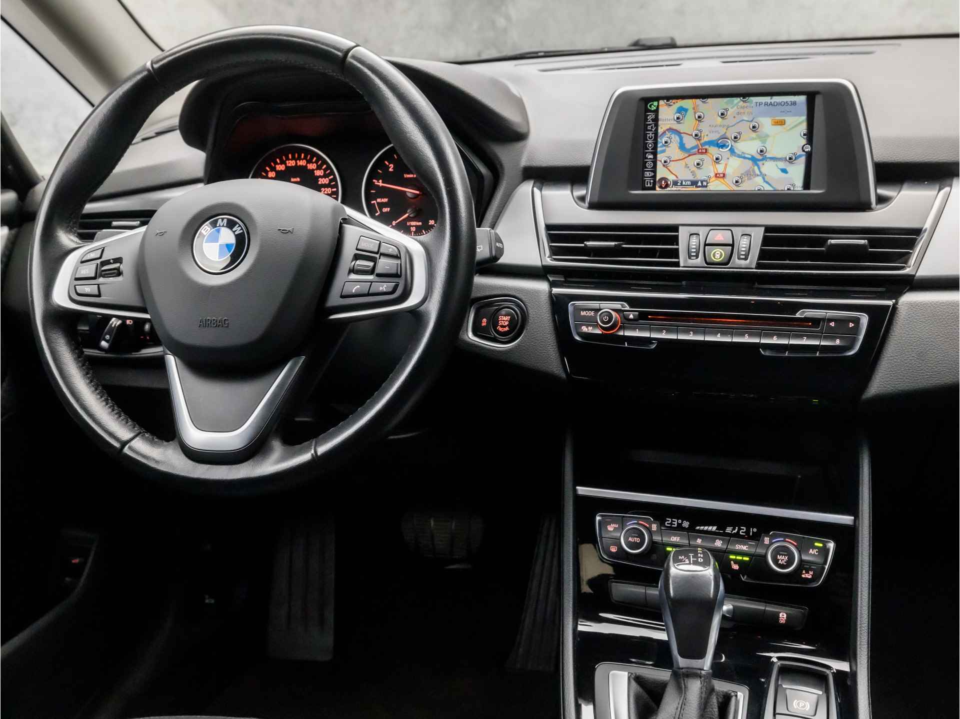 BMW 2 Serie Gran Tourer 218i Luxury 7 Persoons Automaat (NAVIGATIE, CLIMATE, STOELVERWARMING, GETINT GLAS, SPORTSTOELEN, NIEUWE APK, TREKHAAK, PARKEERSENSOREN, NIEUWSTAAT) - 7/34