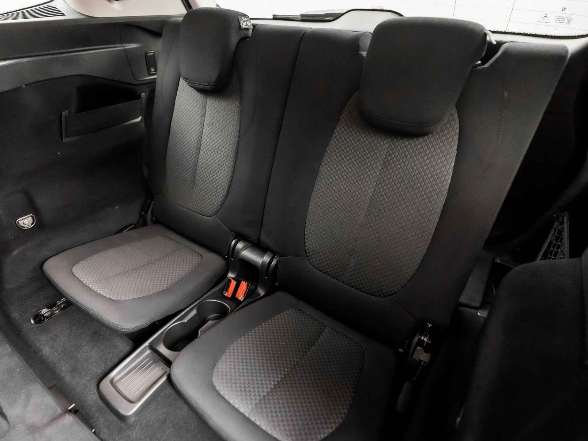 BMW 2 Serie Gran Tourer 218i Luxury 7 Persoons Automaat (NAVIGATIE, CLIMATE, STOELVERWARMING, GETINT GLAS, SPORTSTOELEN, NIEUWE APK, TREKHAAK, PARKEERSENSOREN, NIEUWSTAAT) - 16/34