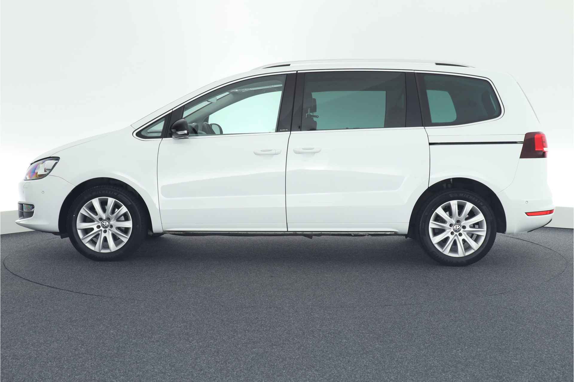 Volkswagen Sharan 1.4 TSI 150pk DSG IQ.Drive Xenon Trekhaak Camera Stoelverwarming Navigatie - 2/49