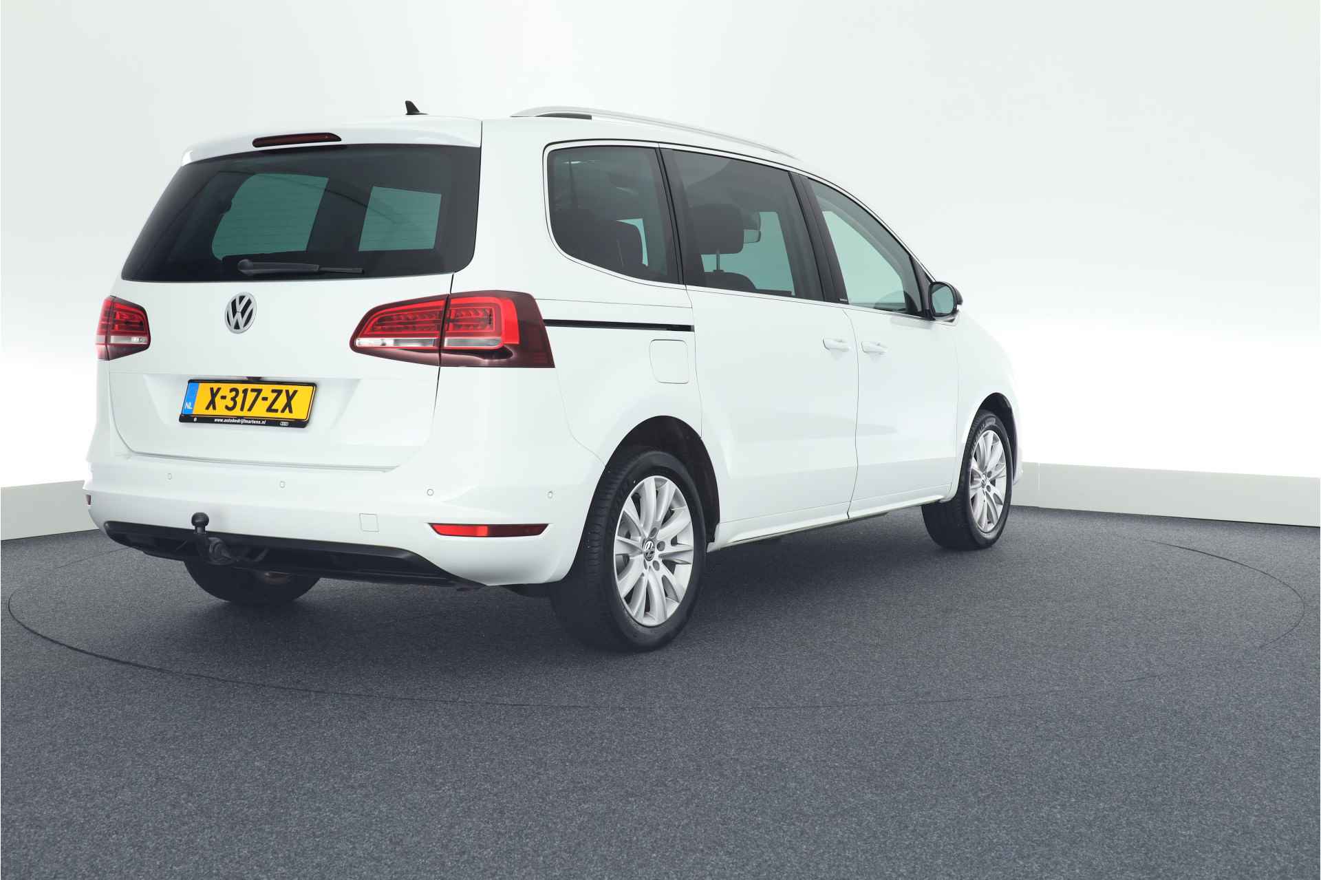 Volkswagen Sharan 1.4 TSI 150pk DSG IQ.Drive Xenon Trekhaak Camera Stoelverwarming Navigatie - 4/49