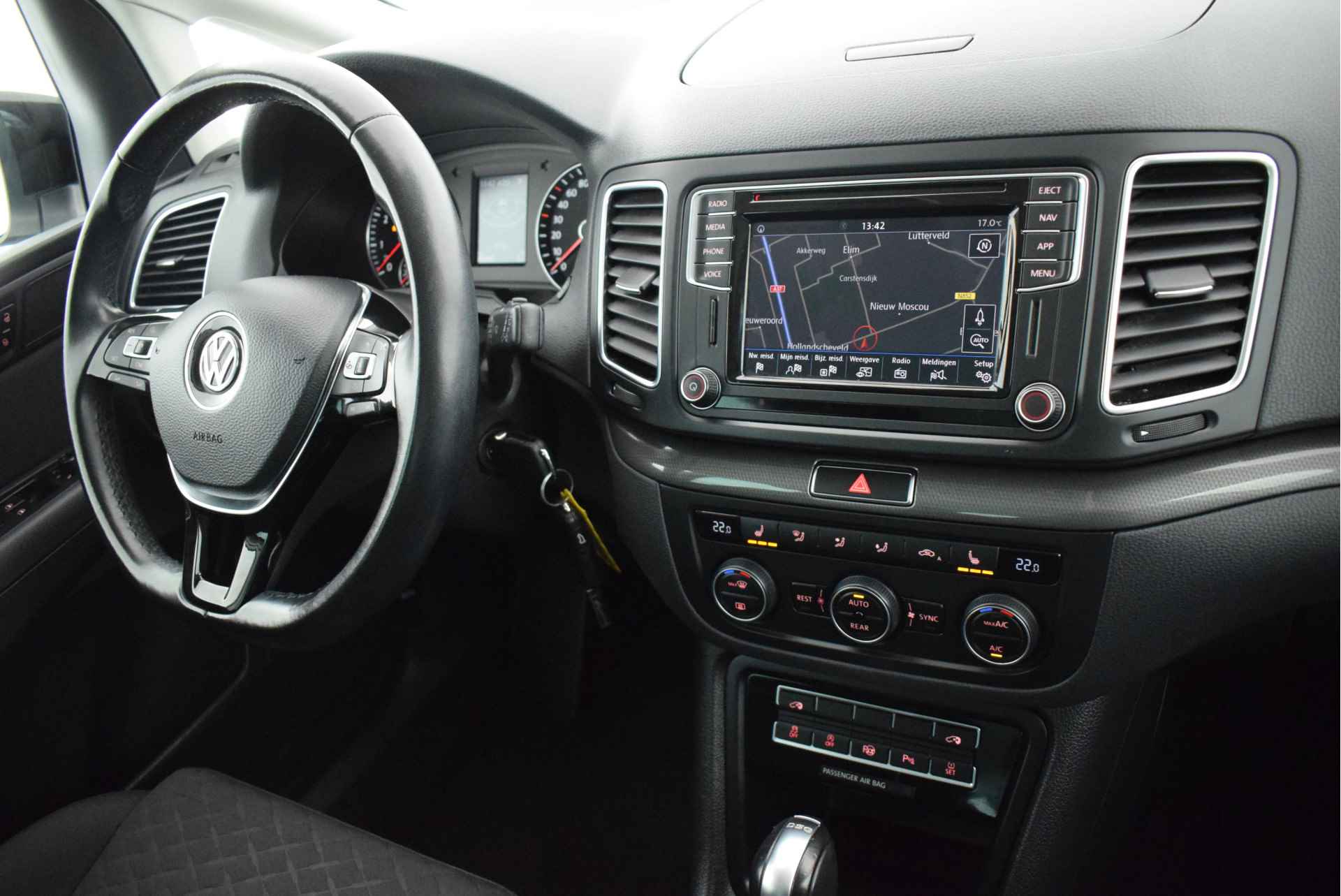 Volkswagen Sharan 1.4 TSI 150pk DSG IQ.Drive Xenon Trekhaak Camera Stoelverwarming Navigatie - 9/49