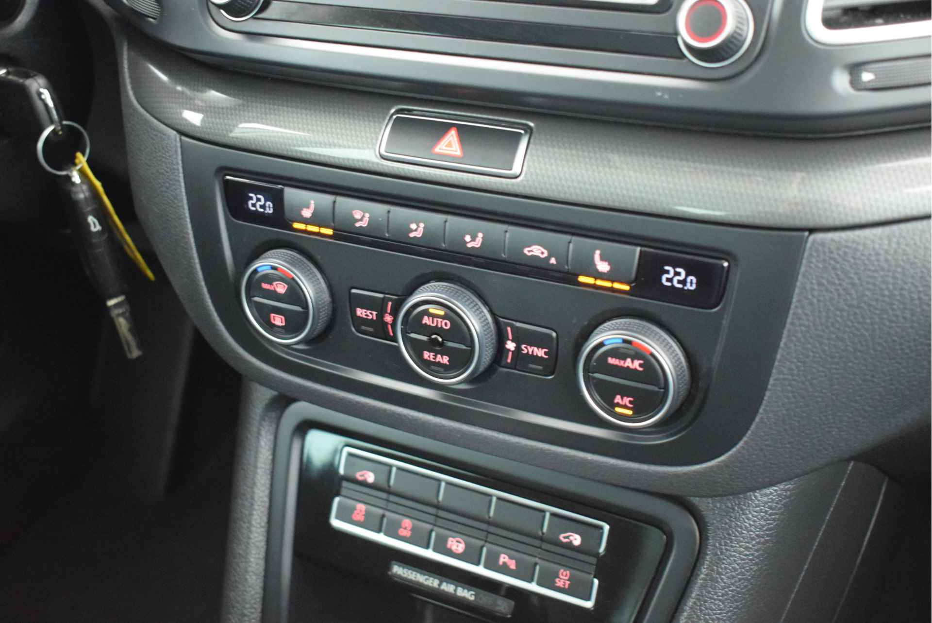 Volkswagen Sharan 1.4 TSI 150pk DSG IQ.Drive Xenon Trekhaak Camera Stoelverwarming Navigatie - 25/49